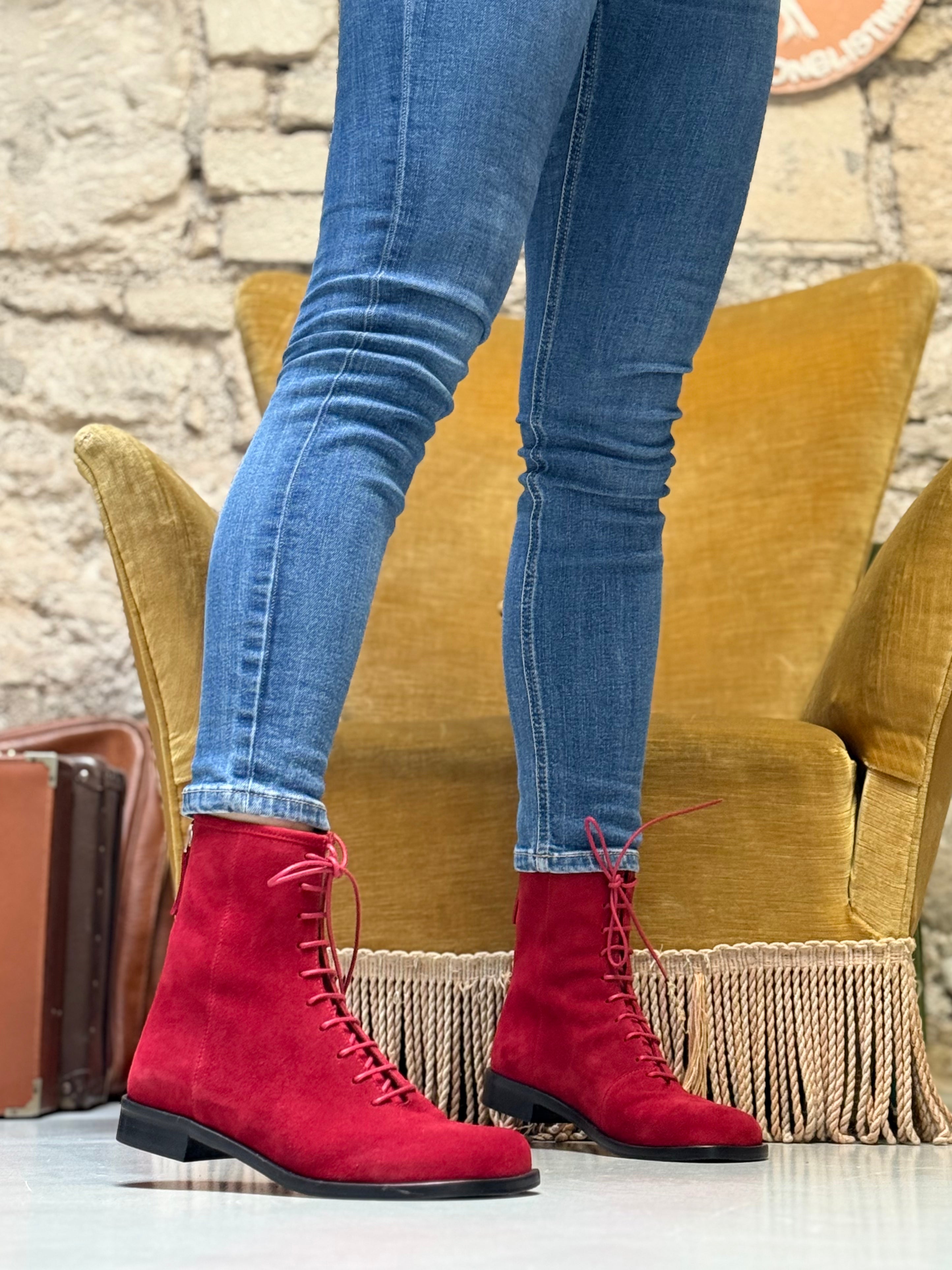 Image of Ozzy Red stivaletto allacciato in camoscio rosso con cerniera artigianale