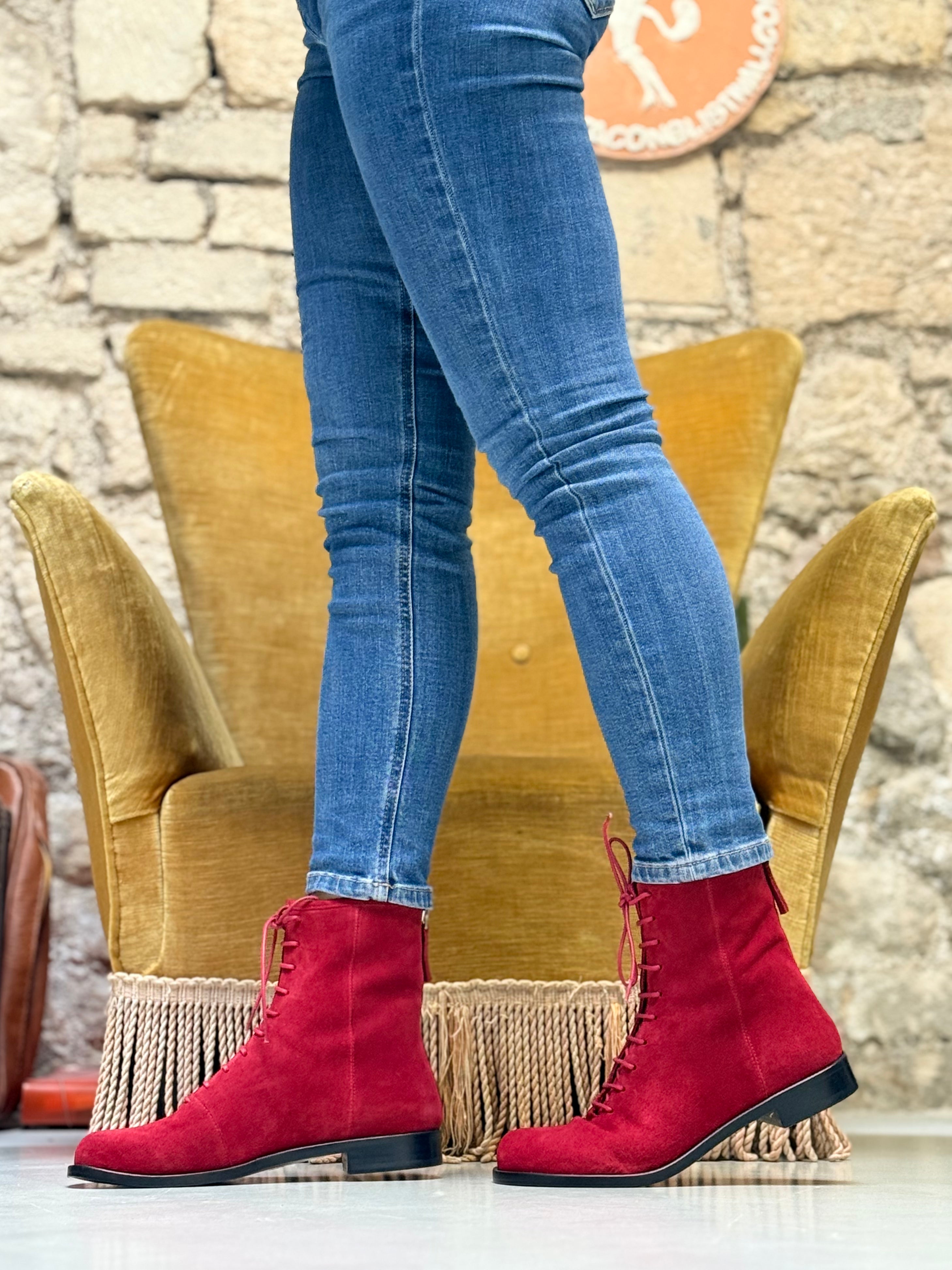 Image of Ozzy Red stivaletto allacciato in camoscio rosso con cerniera artigianale