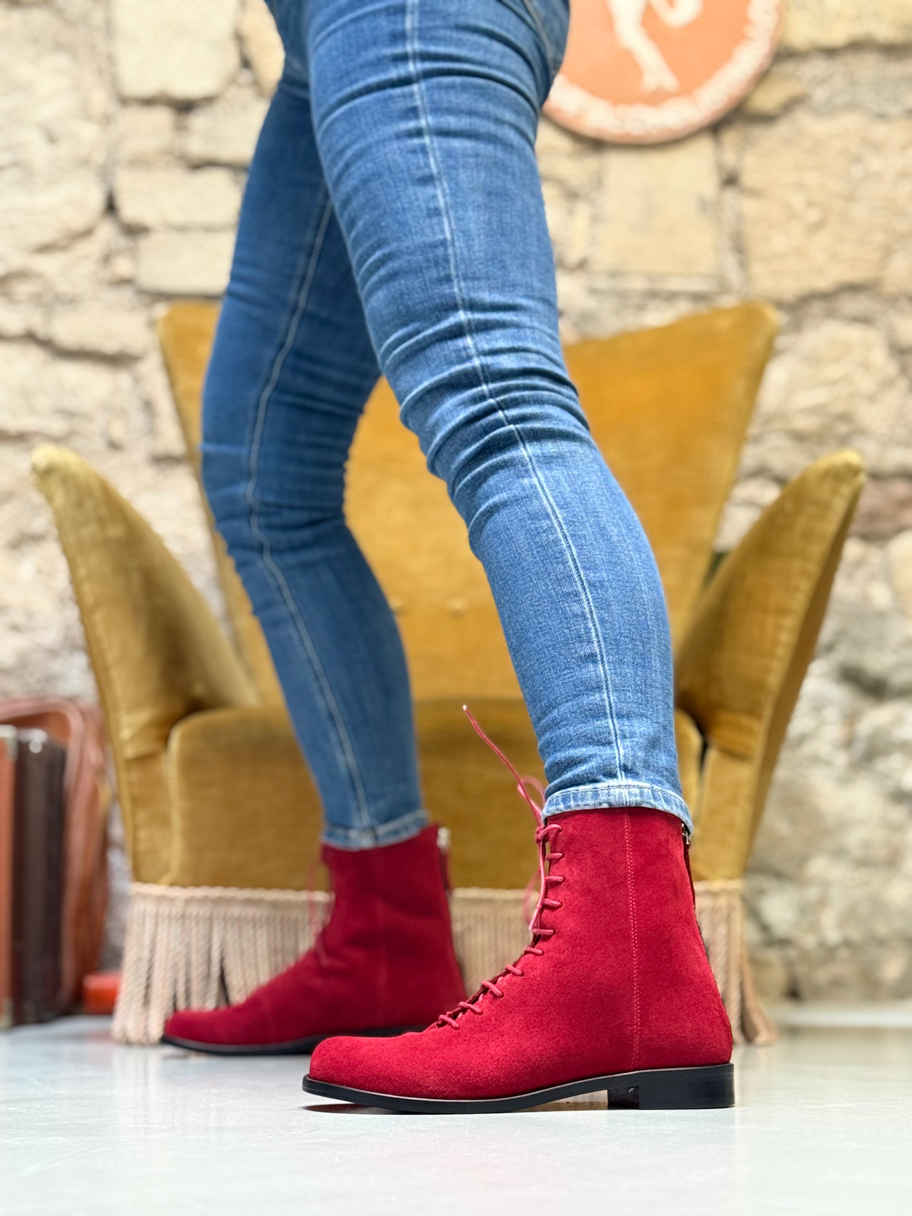 Image of Ozzy Red stivaletto allacciato in camoscio rosso con cerniera artigianale