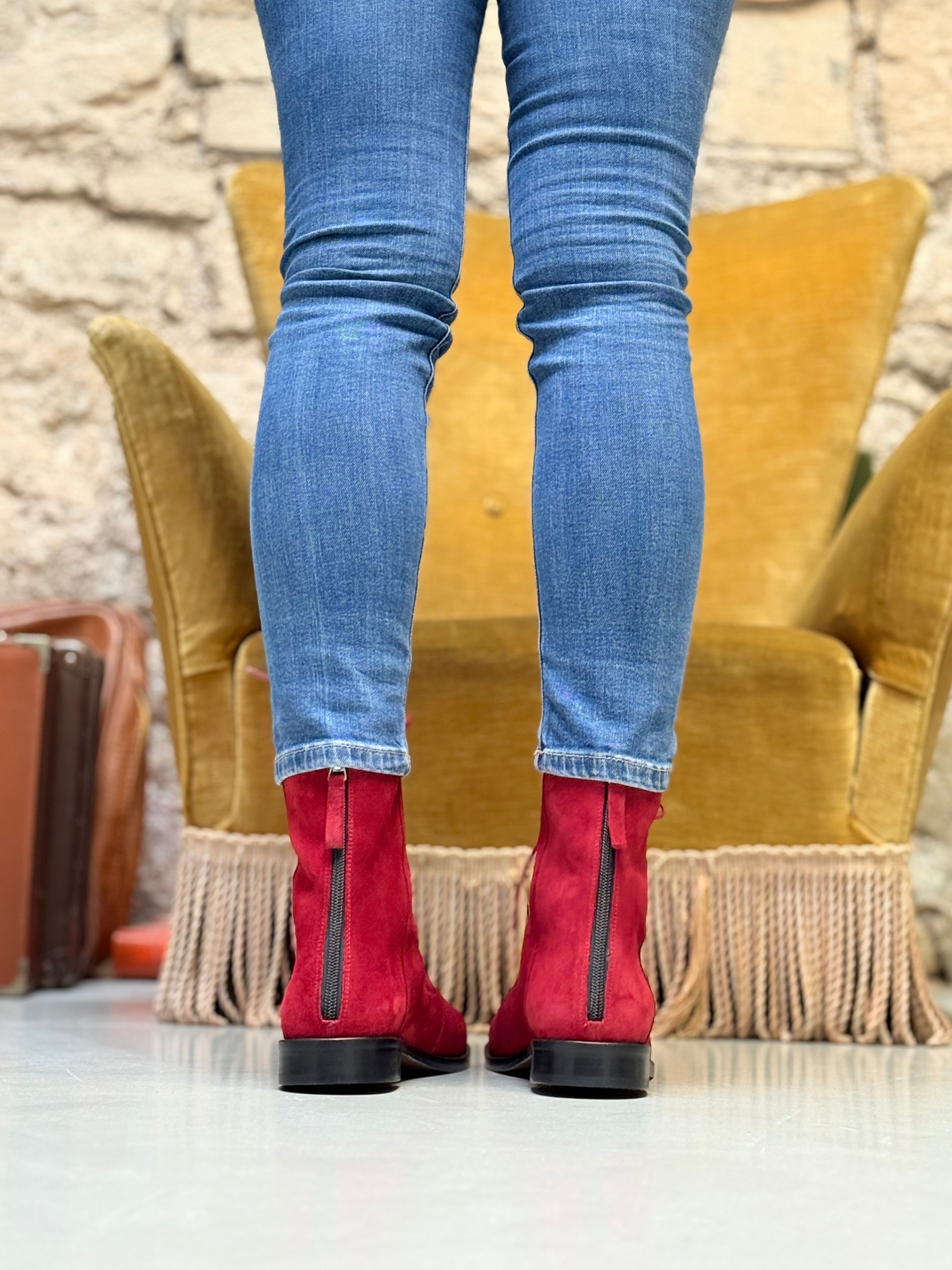 Image of Ozzy Red stivaletto allacciato in camoscio rosso con cerniera artigianale