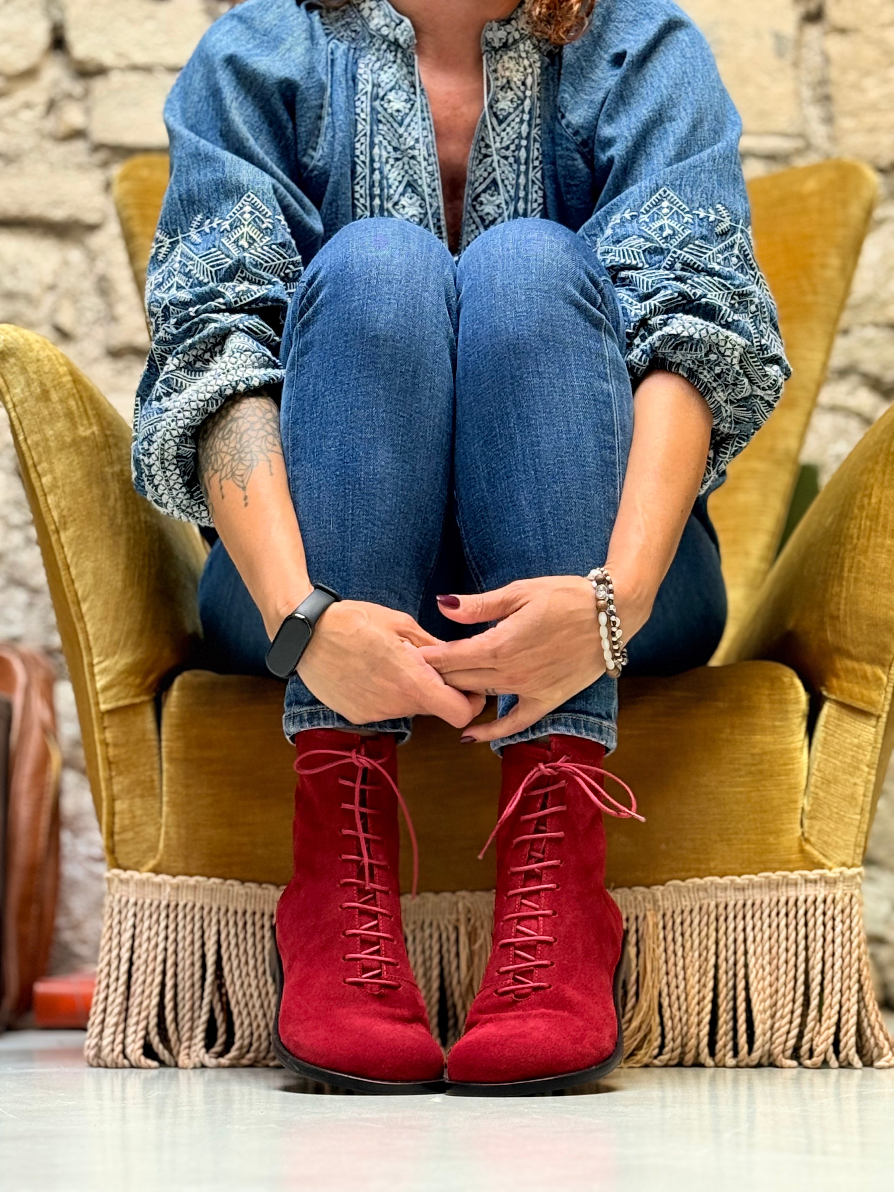 Image of Ozzy Red stivaletto allacciato in camoscio rosso con cerniera artigianale