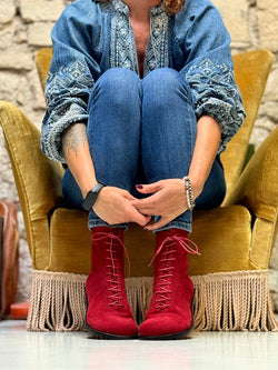 Image of Ozzy Red stivaletto allacciato in camoscio rosso con cerniera artigianale