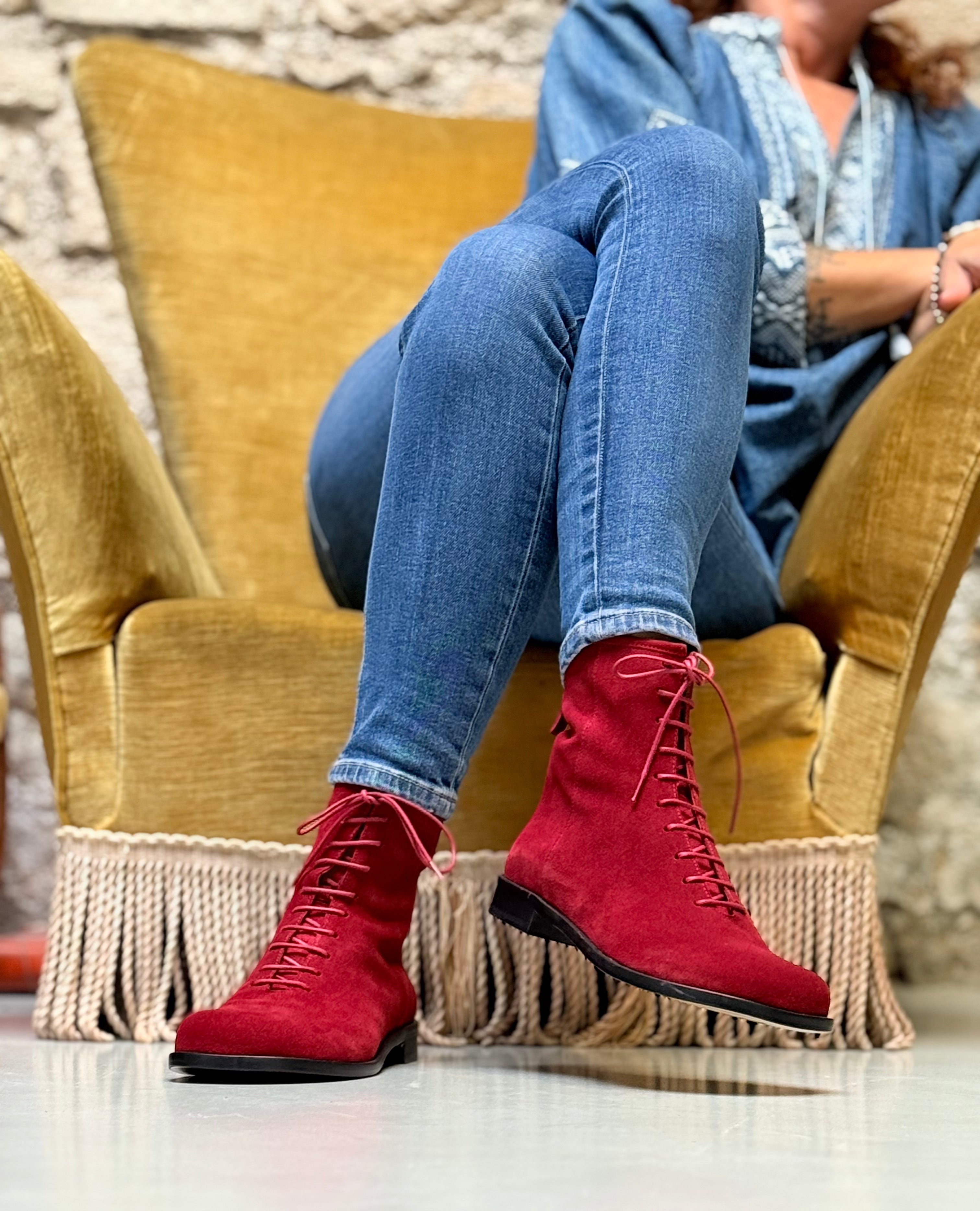 Ozzy Red stivaletto allacciato in camoscio rosso con cerniera artigianale