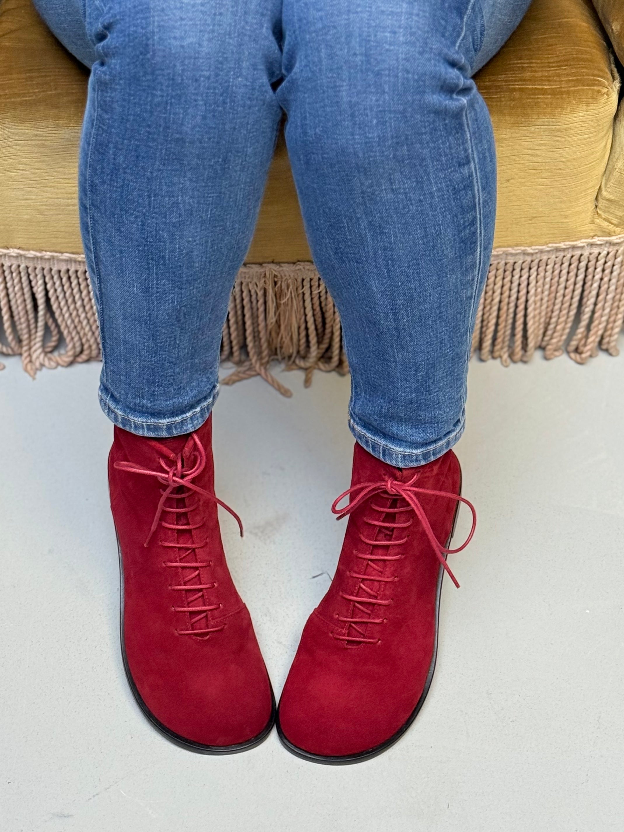 Image of Ozzy Red stivaletto allacciato in camoscio rosso con cerniera artigianale