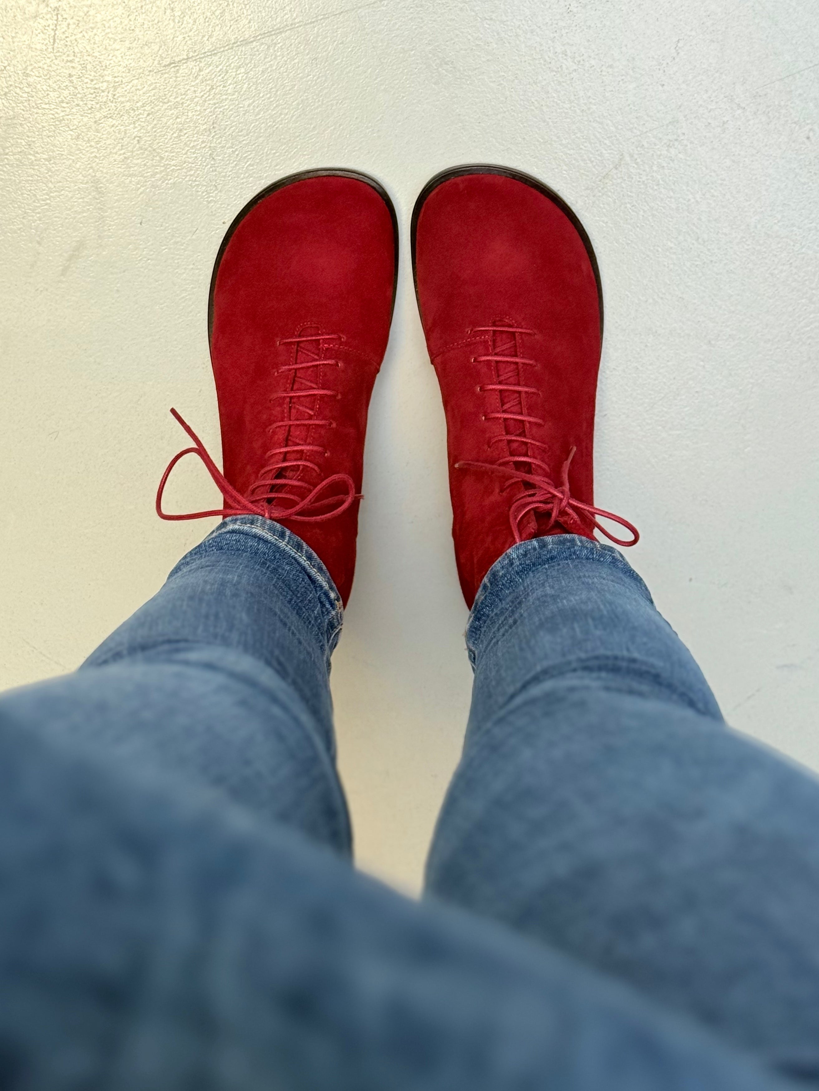 Image of Ozzy Red stivaletto allacciato in camoscio rosso con cerniera artigianale