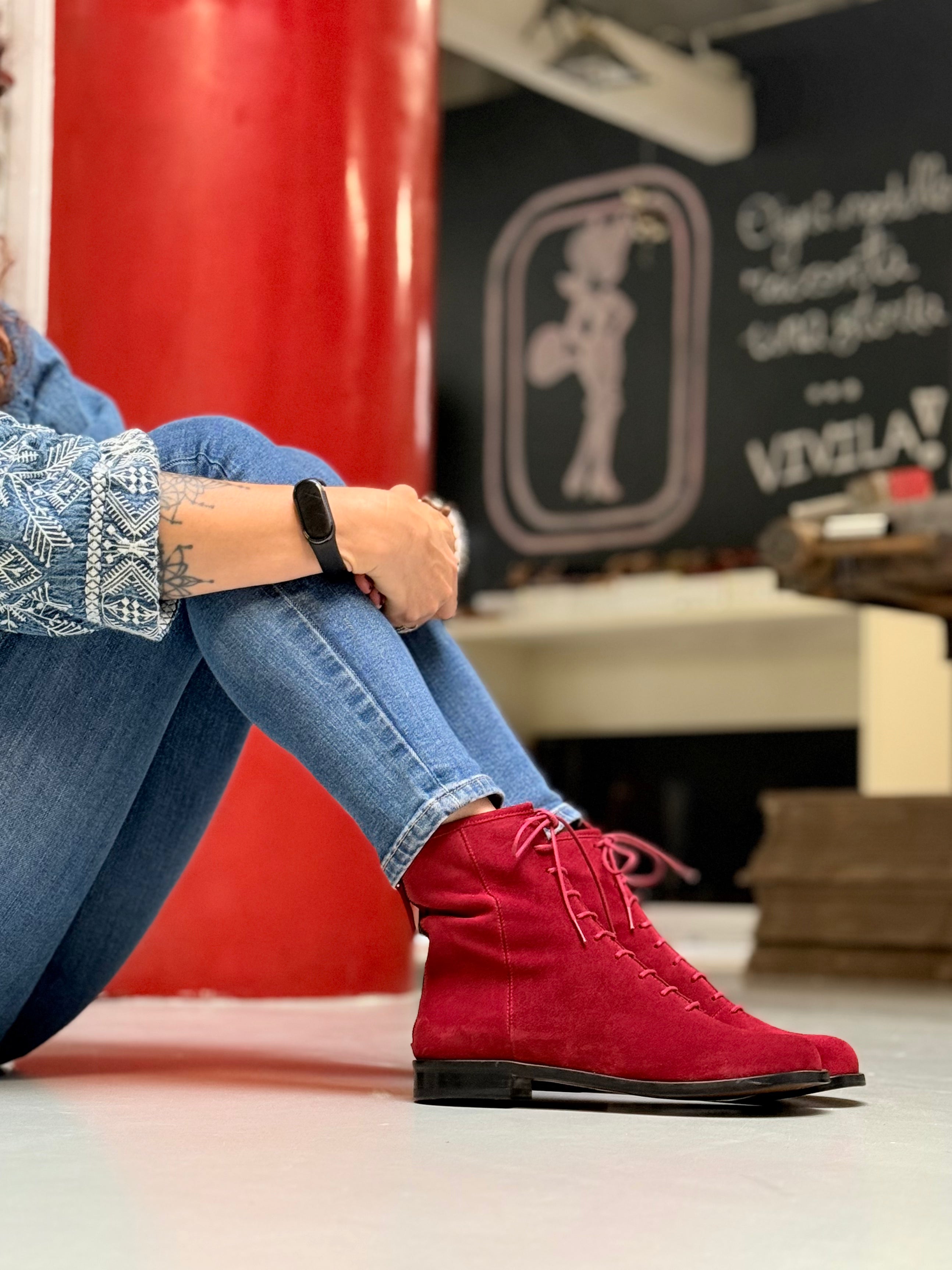 Ozzy Red stivaletto allacciato in camoscio rosso con cerniera artigianale