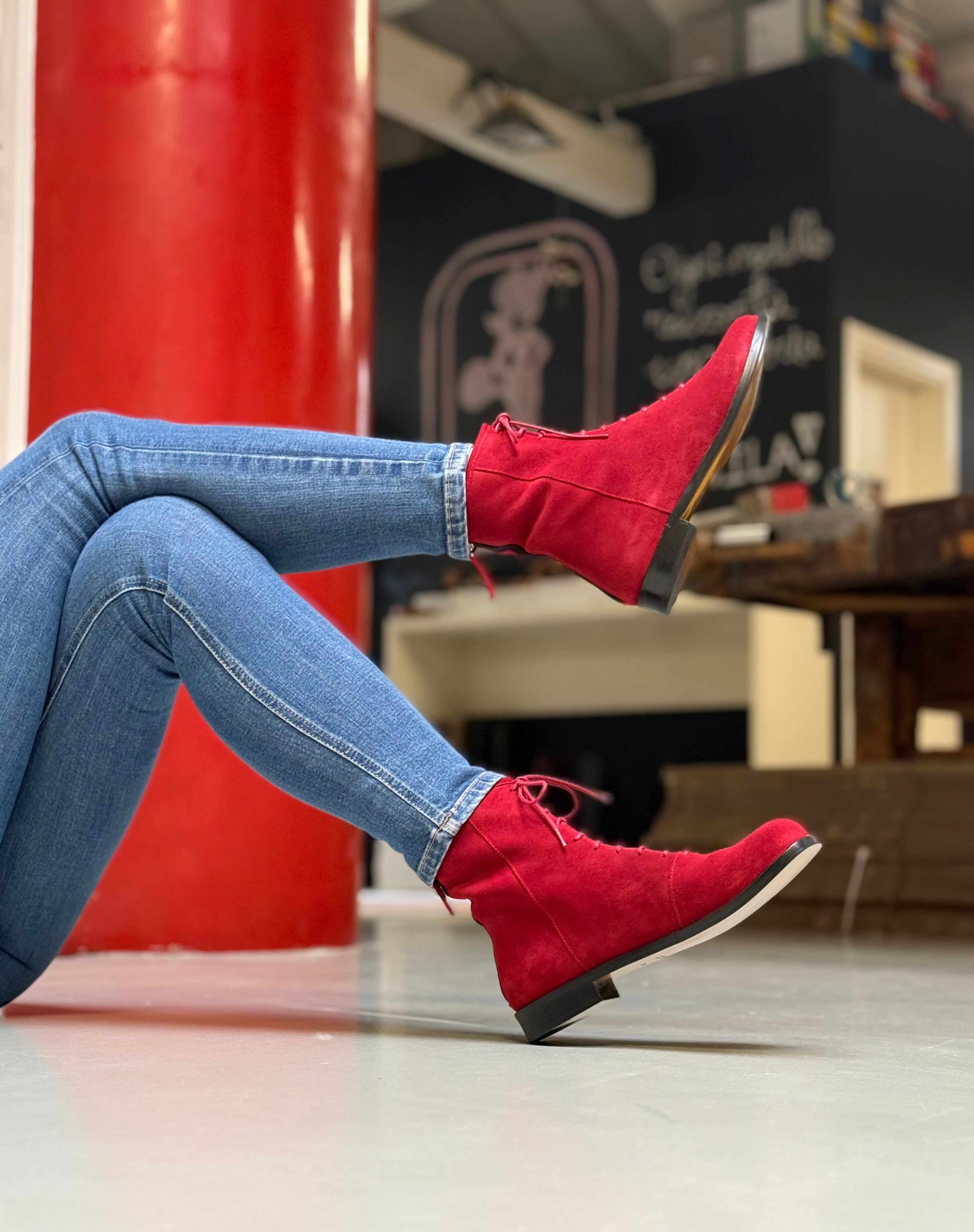 Image of Ozzy Red stivaletto allacciato in camoscio rosso con cerniera artigianale