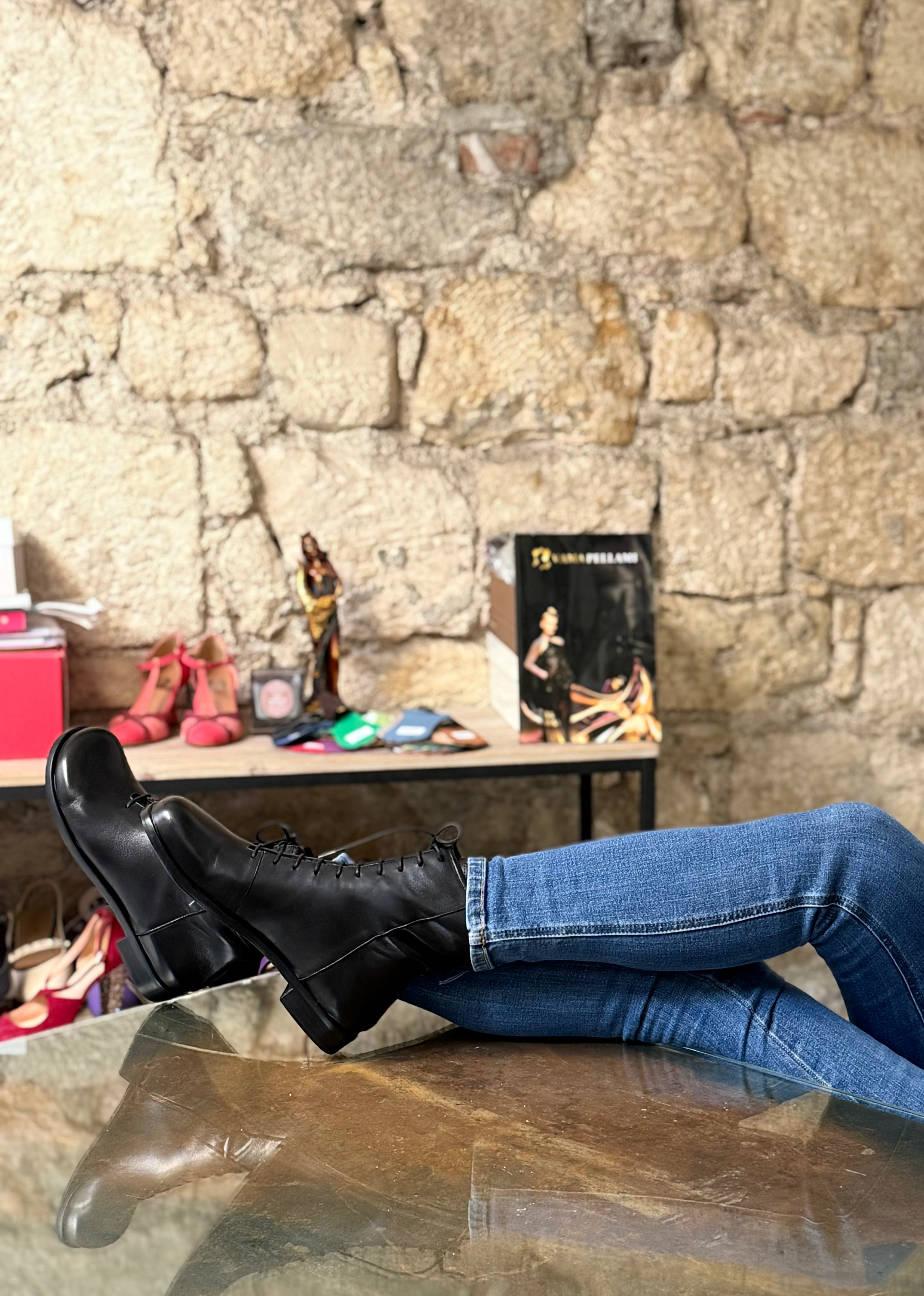 Image of Ozzy Black stivaletto allacciato in nappa guantata nera con cerniera artigianale