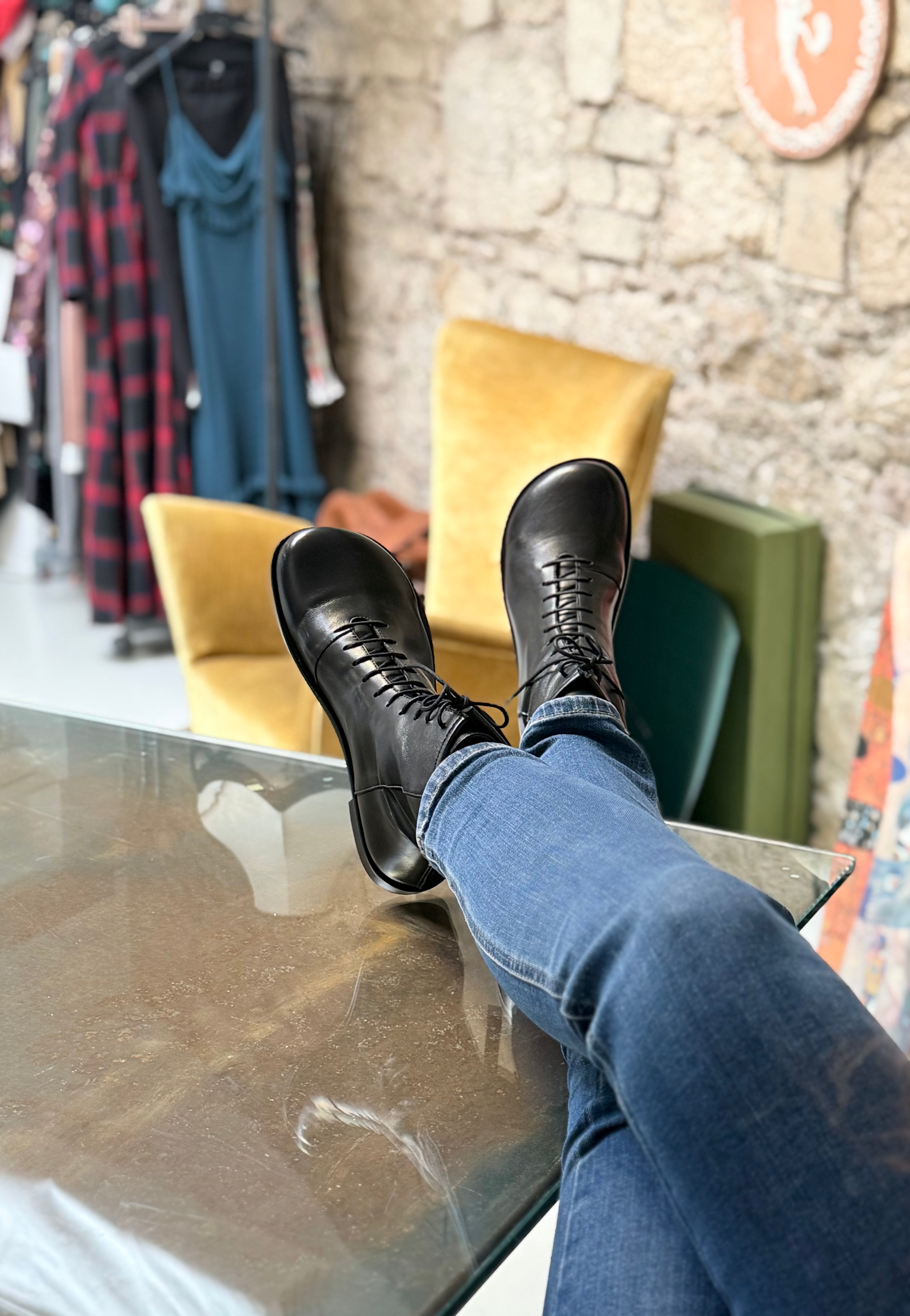 Image of Ozzy Black stivaletto allacciato in nappa guantata nera con cerniera artigianale