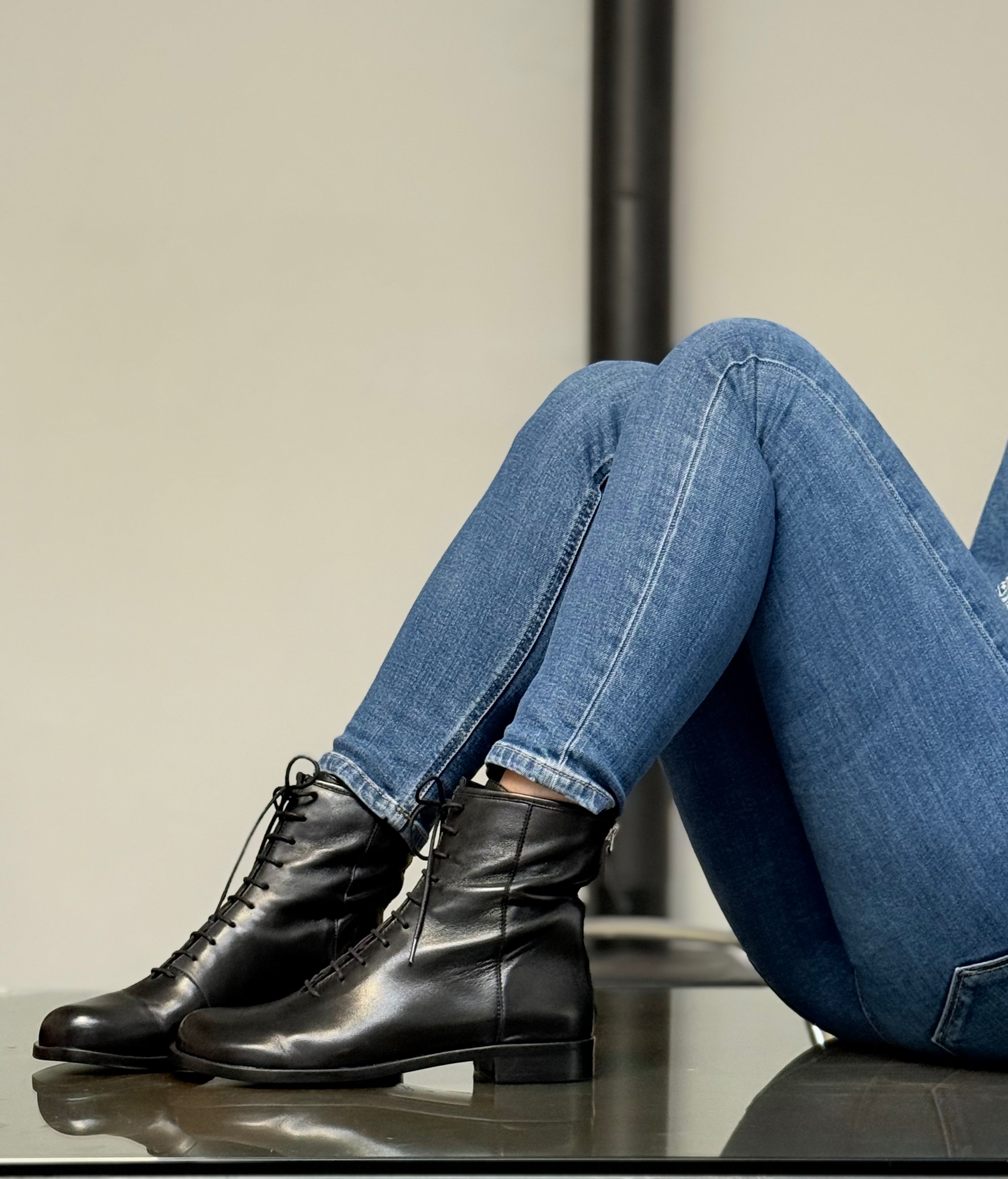 Image of Ozzy Black stivaletto allacciato in nappa guantata nera con cerniera artigianale