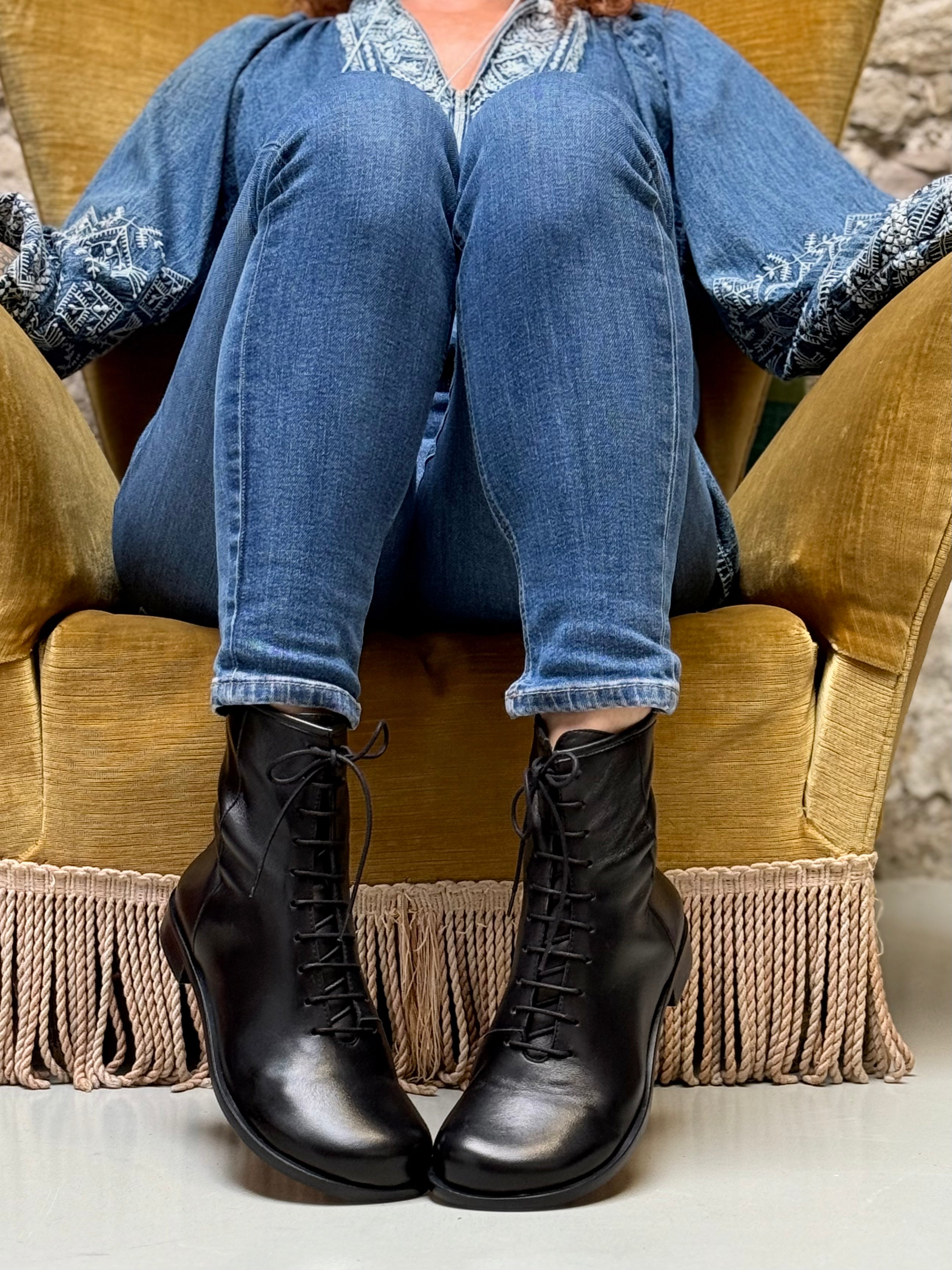 Image of Ozzy Black stivaletto allacciato in nappa guantata nera con cerniera artigianale