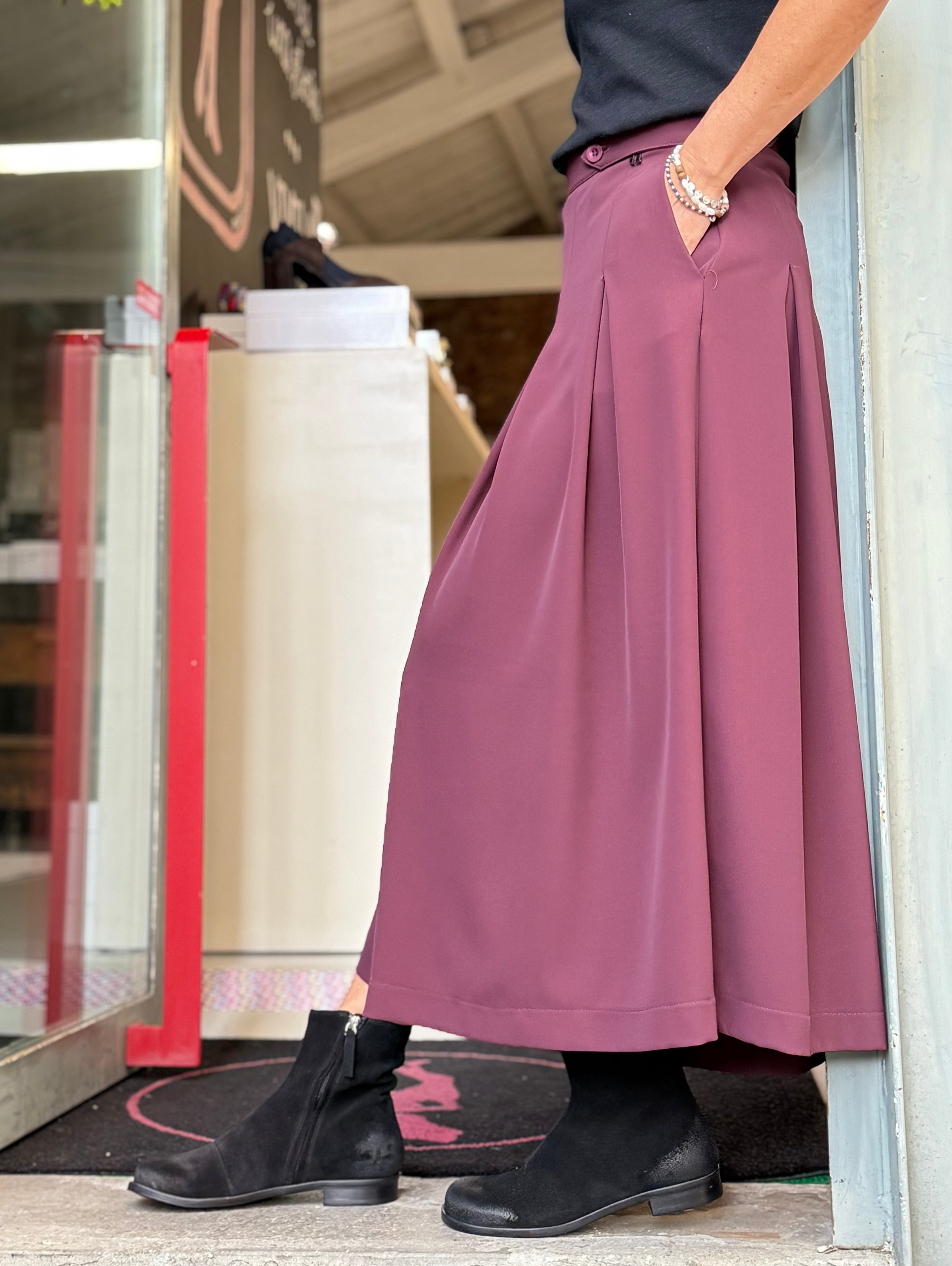 Image of Ponente Black stivaletto in crosta nera con cerniera interna artigianale