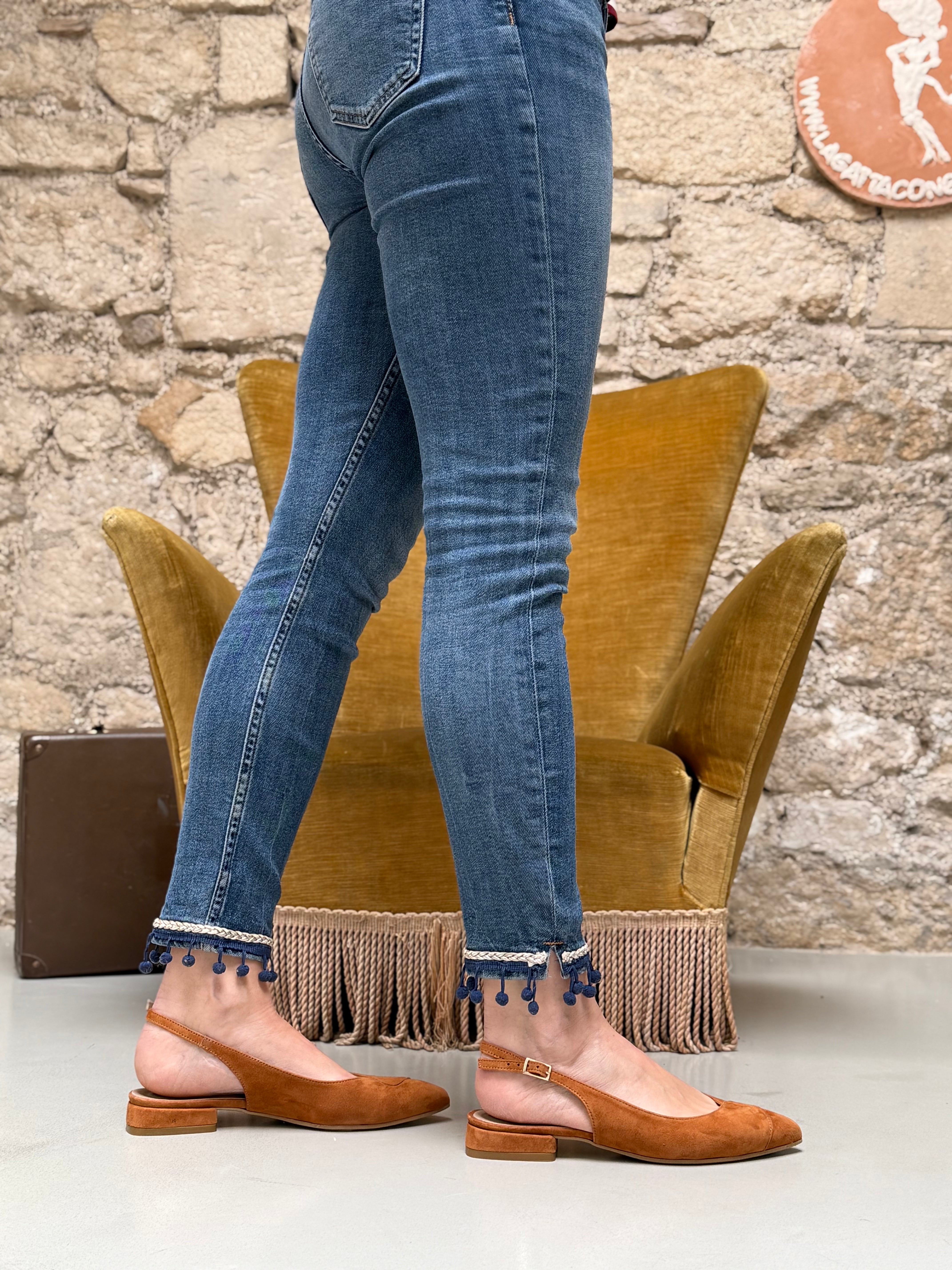 Image of Delan Caramel ballerina chanel in camoscio con tacco 2 cm. artigianale pugliese