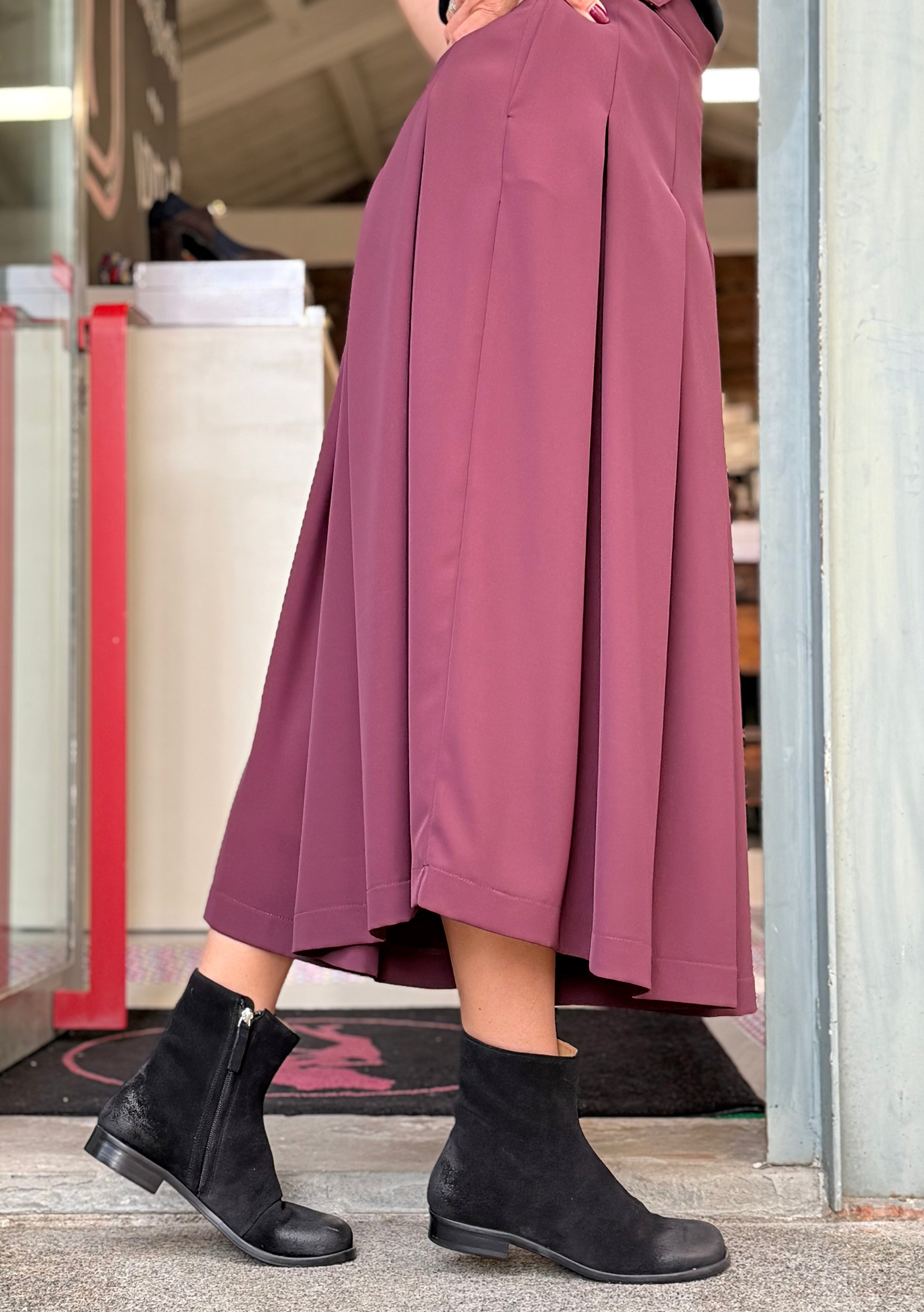 Image of Ponente Black stivaletto in crosta nera con cerniera interna artigianale