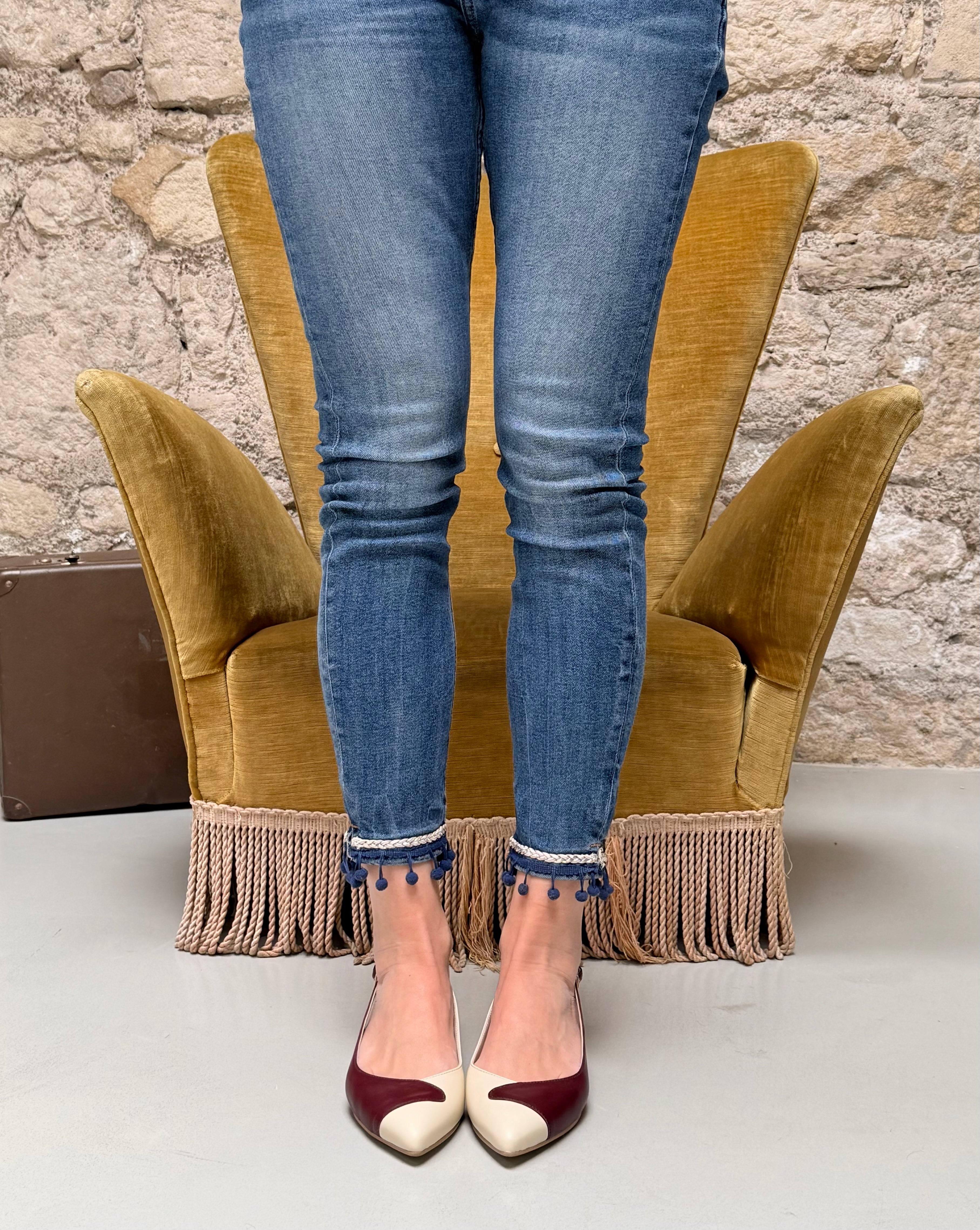 Image of Delan Crema ballerina chanel in nappa panna e bordeaux  con tacco 2 cm. artigianale pugliese