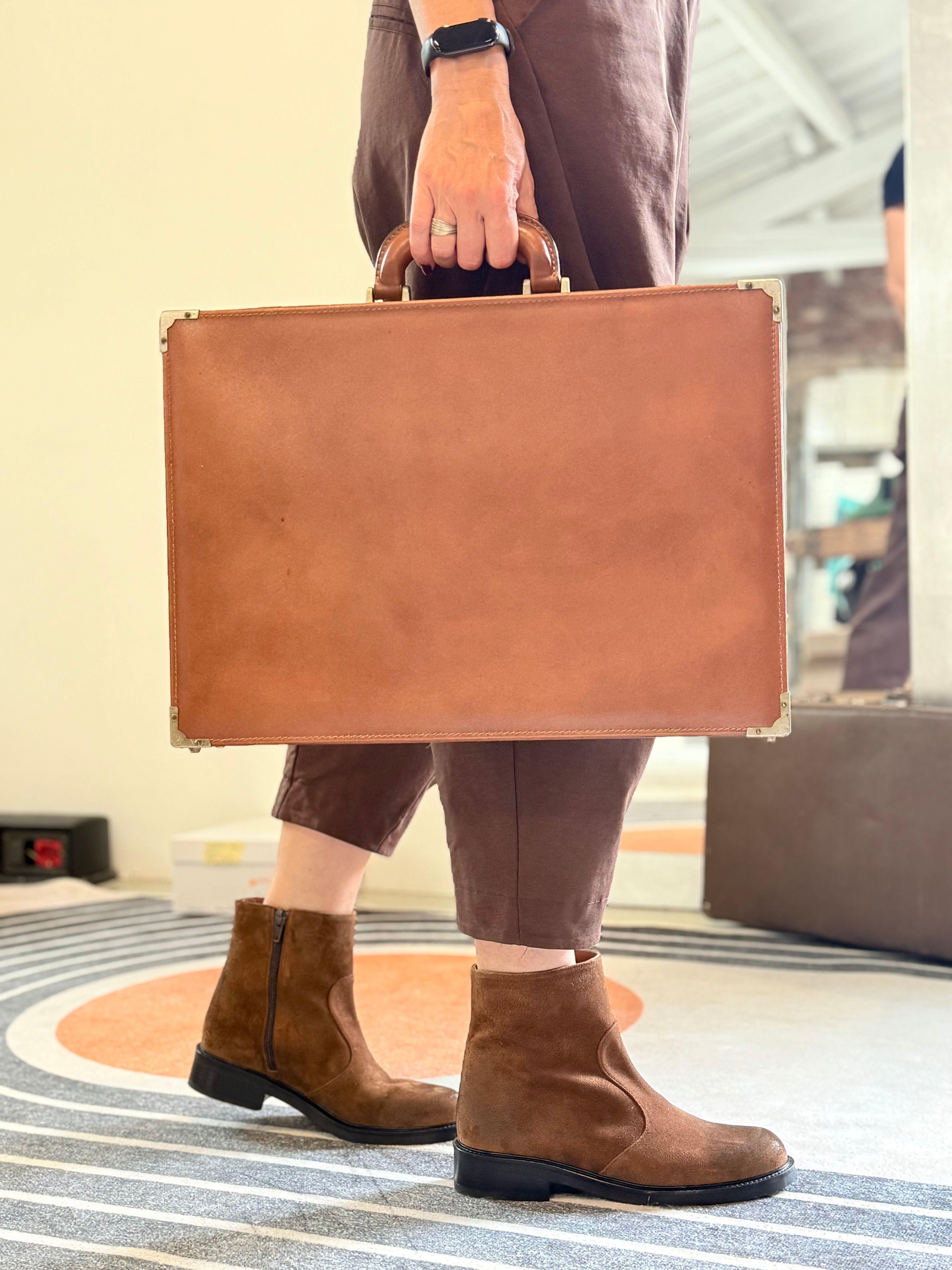 Image of Camelot Cuoio stivaletto in crosta di camoscio marrone con cerniera artigianale toscana