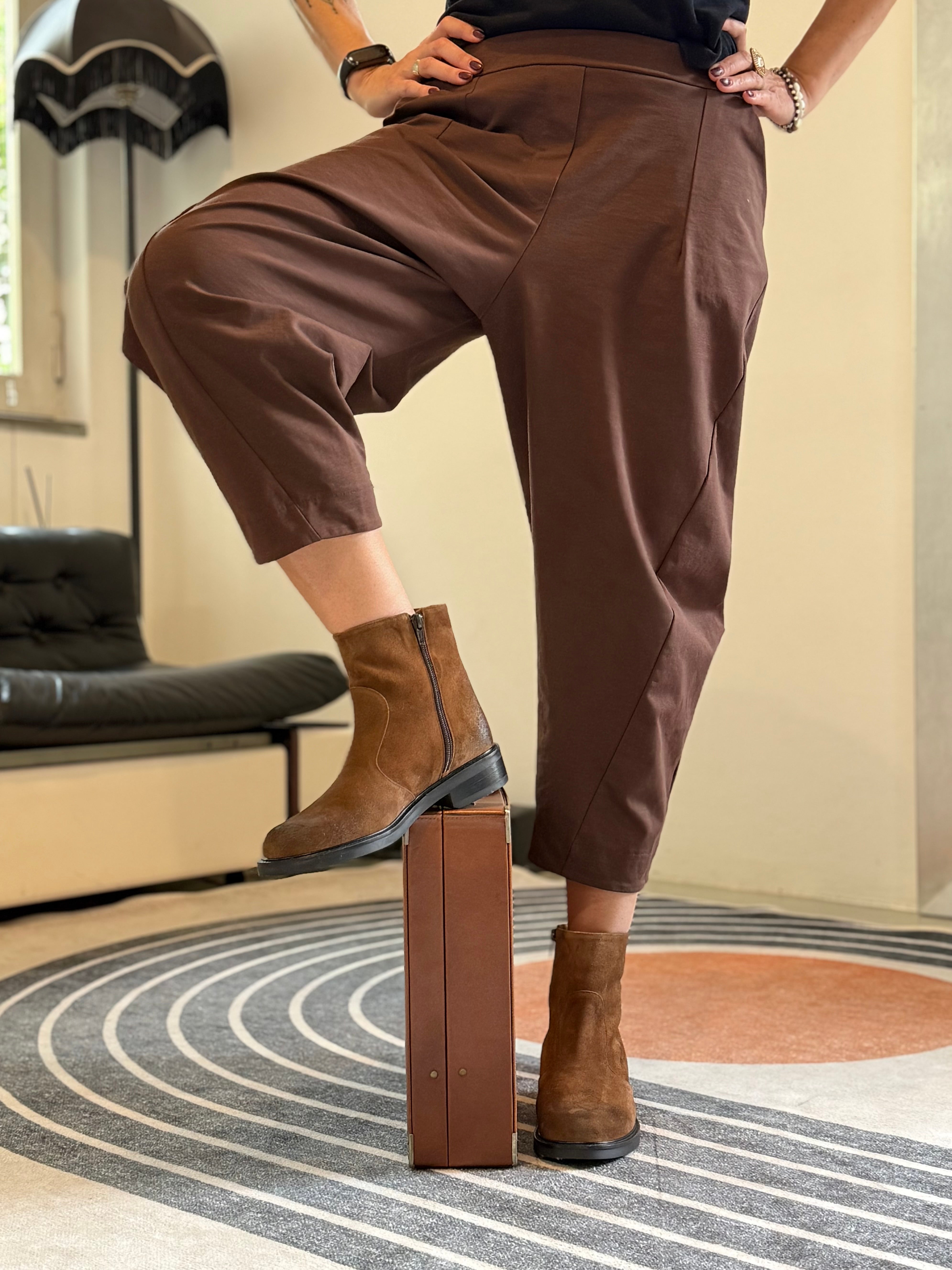 Image of Camelot Cuoio stivaletto in crosta di camoscio marrone con cerniera artigianale toscana