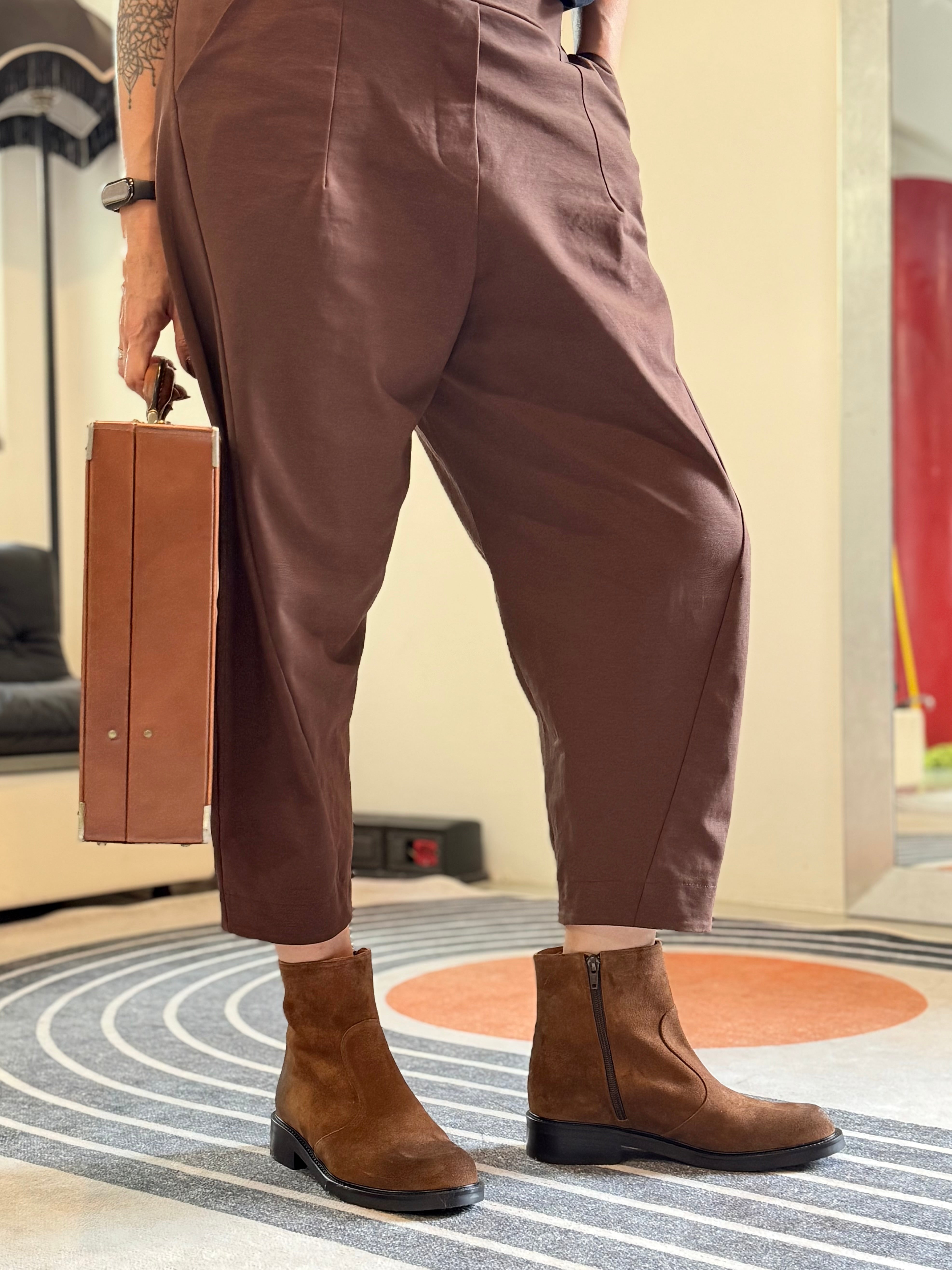 Image of Camelot Cuoio stivaletto in crosta di camoscio marrone con cerniera artigianale toscana