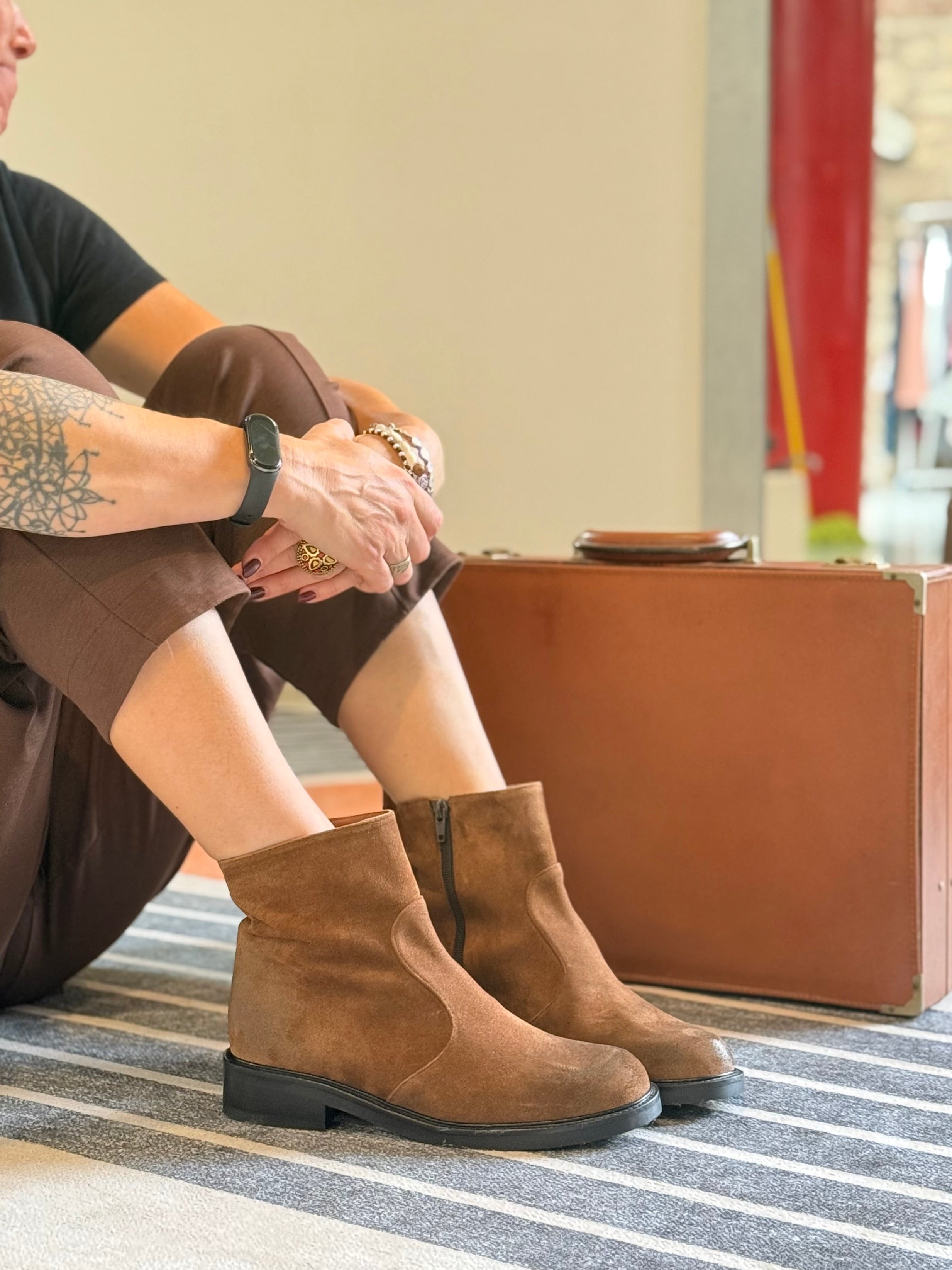 Camelot Cuoio stivaletto in crosta di camoscio marrone con cerniera artigianale toscana