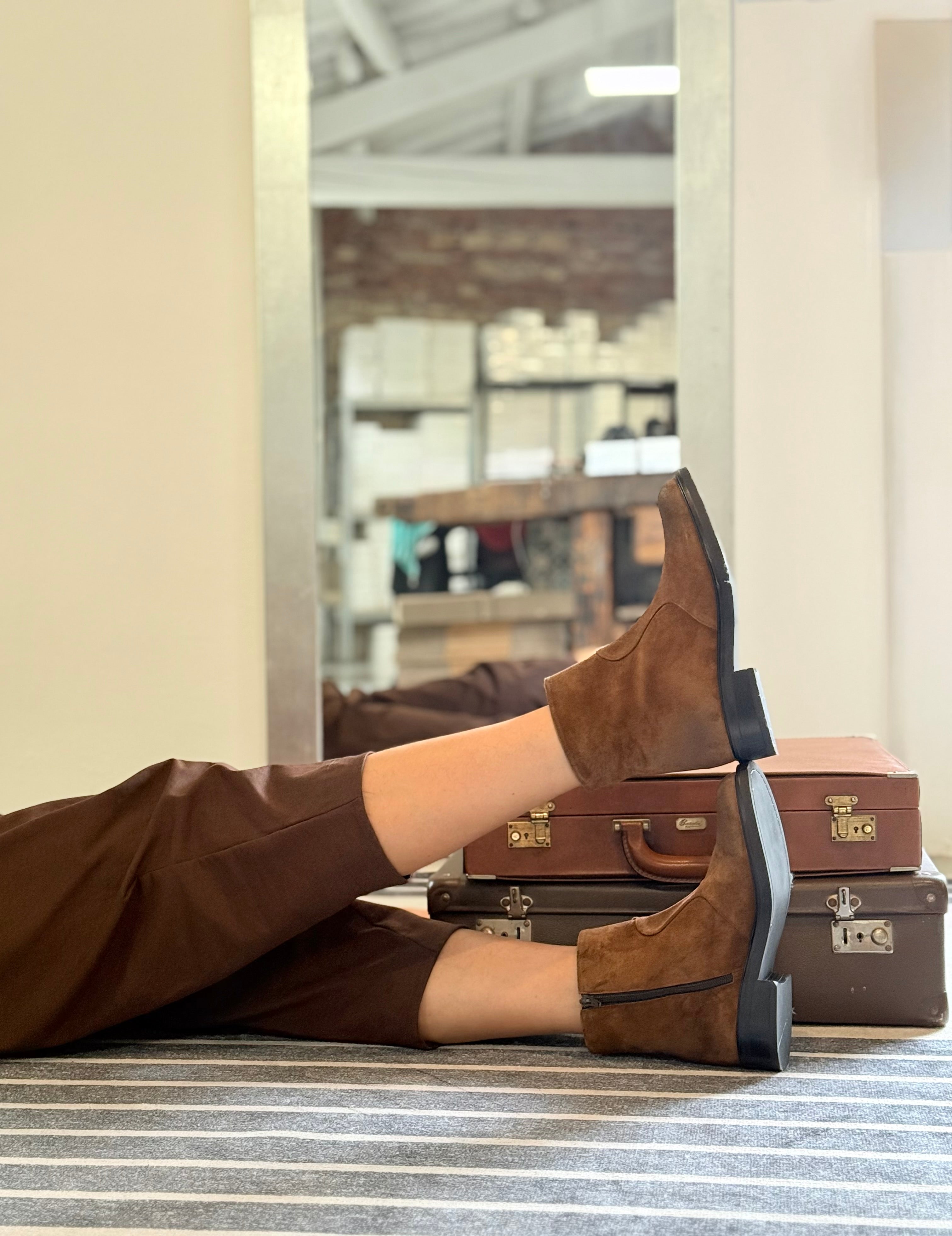 Image of Camelot Cuoio stivaletto in crosta di camoscio marrone con cerniera artigianale toscana