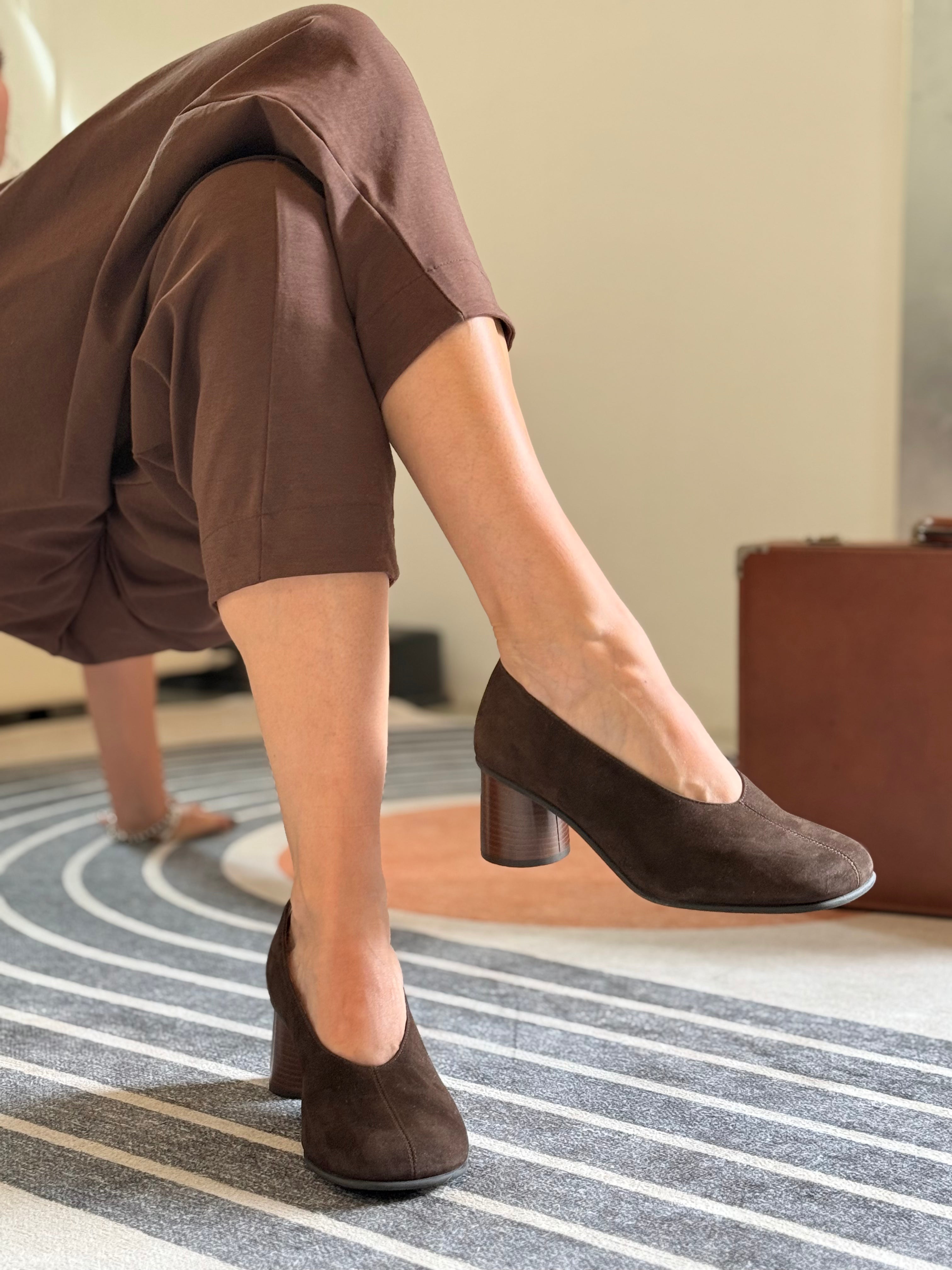 Image of Nanny Moro decollete in camoscio marrone tacco 6 artigianale toscana