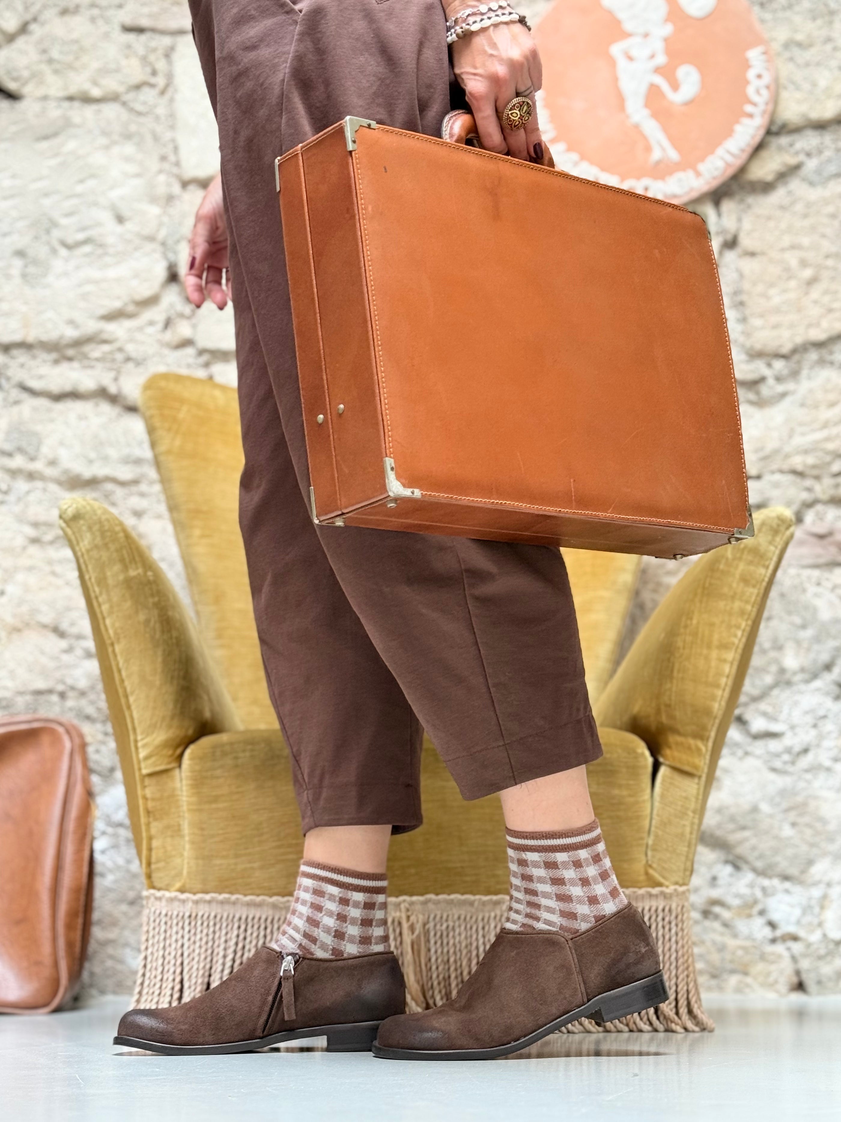 Levante Brown  scarpa bassa in crosta marrone con cerniera tacco 2 cm artigianale