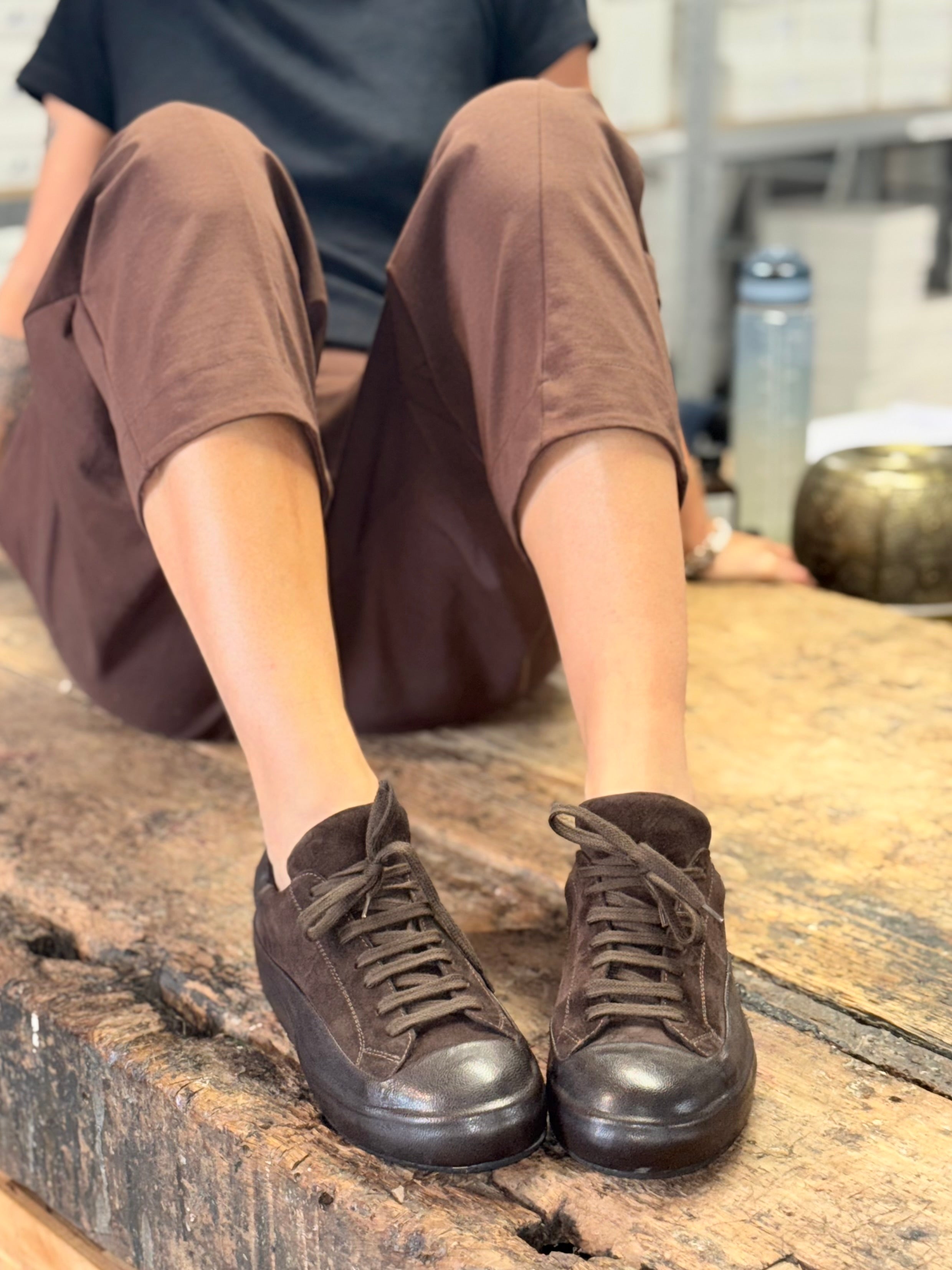 Image of Globe Moro sneakers in nappa e camoscio marrone artigianale marchigiana