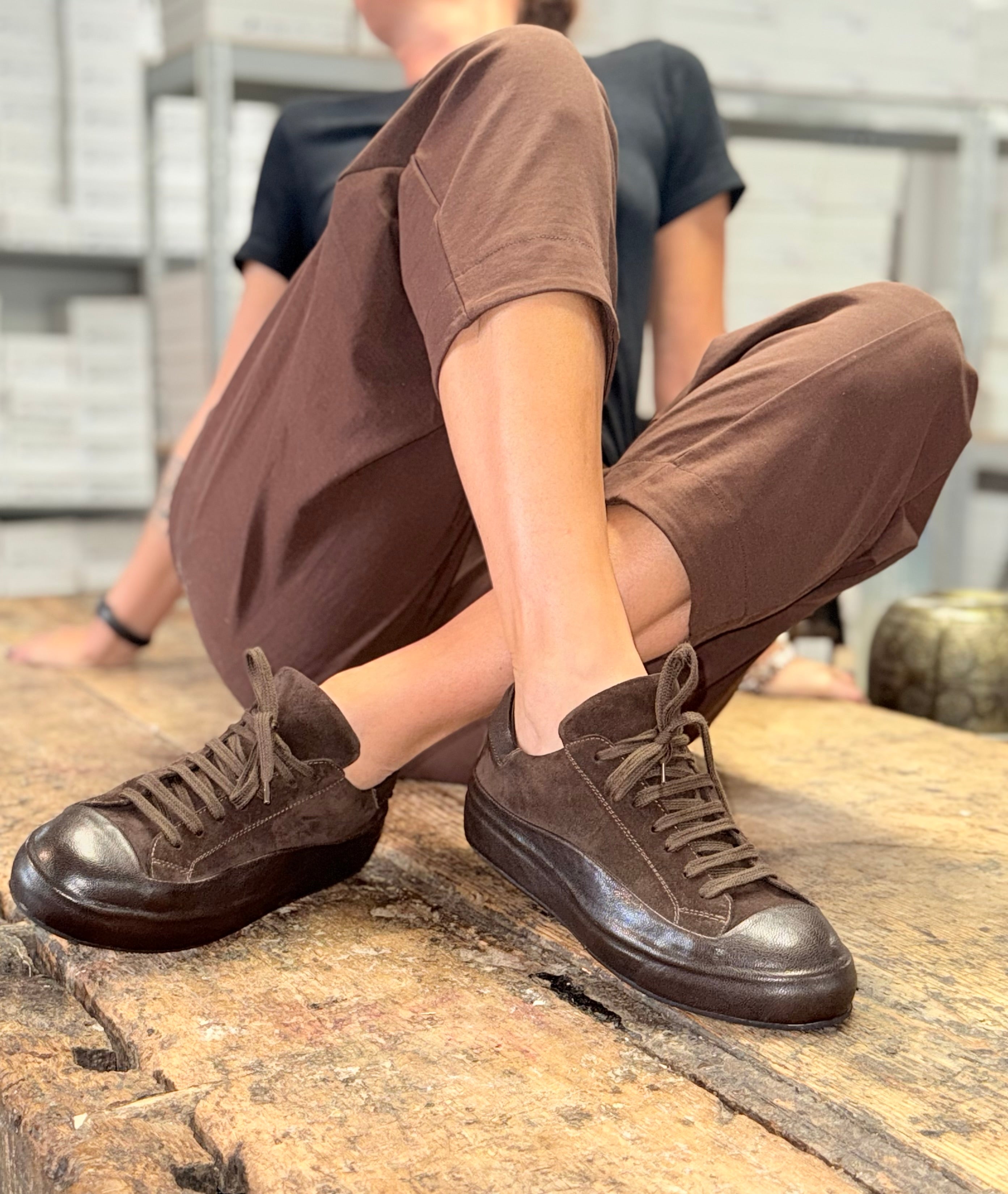 Image of Globe Moro sneakers in nappa e camoscio marrone artigianale marchigiana