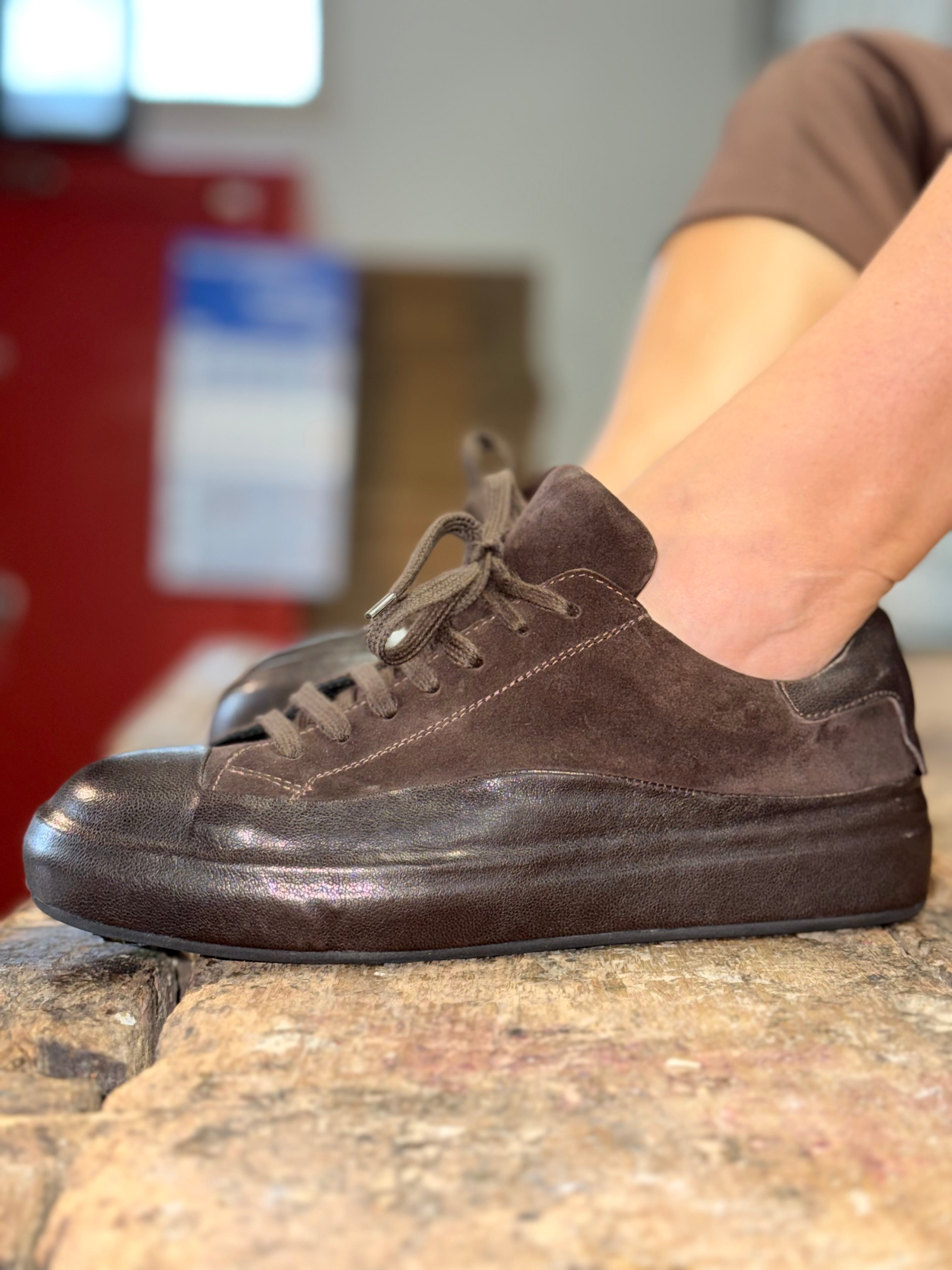 Image of Globe Moro sneakers in nappa e camoscio marrone artigianale marchigiana