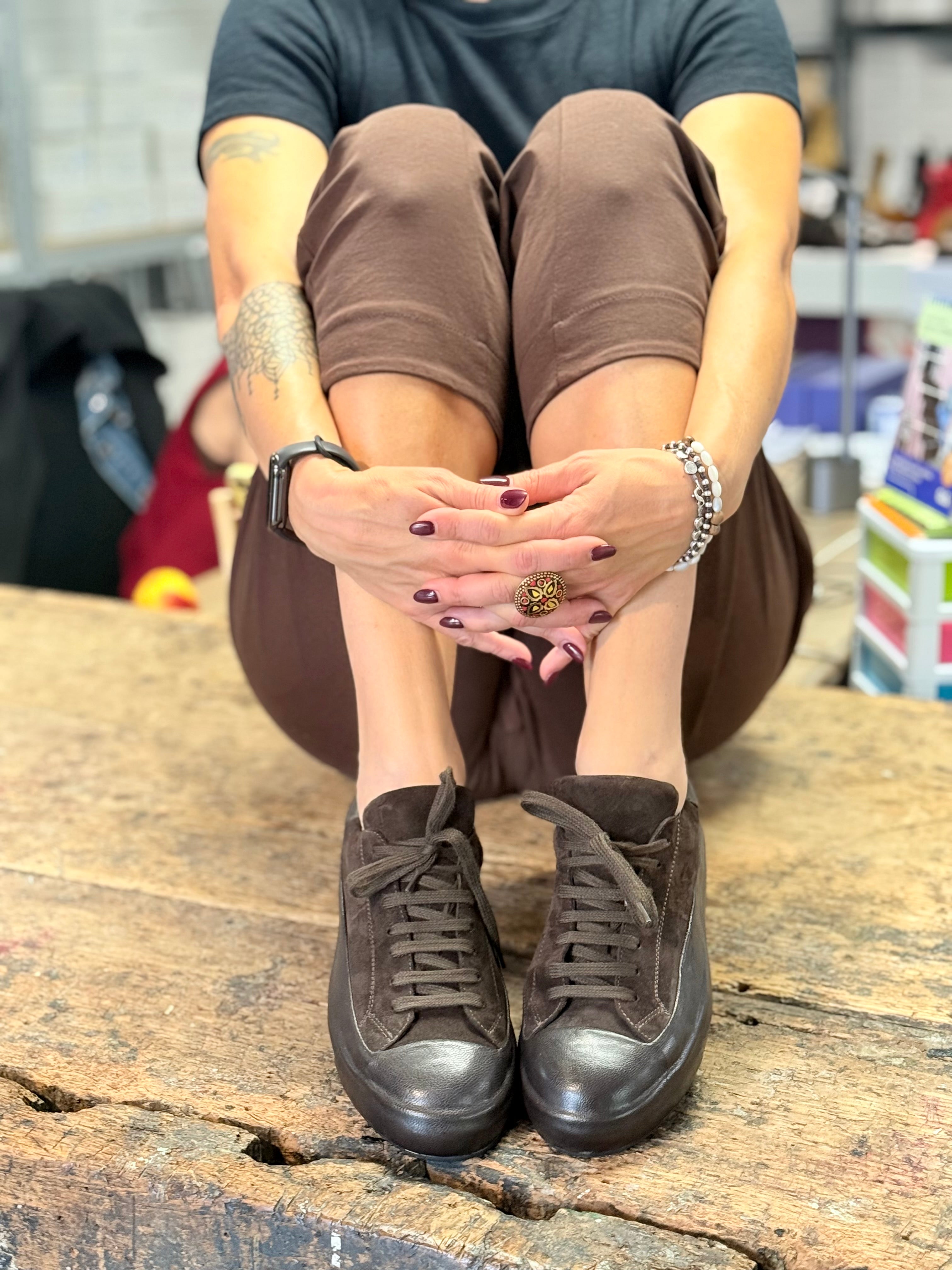 Image of Globe Moro sneakers in nappa e camoscio marrone artigianale marchigiana