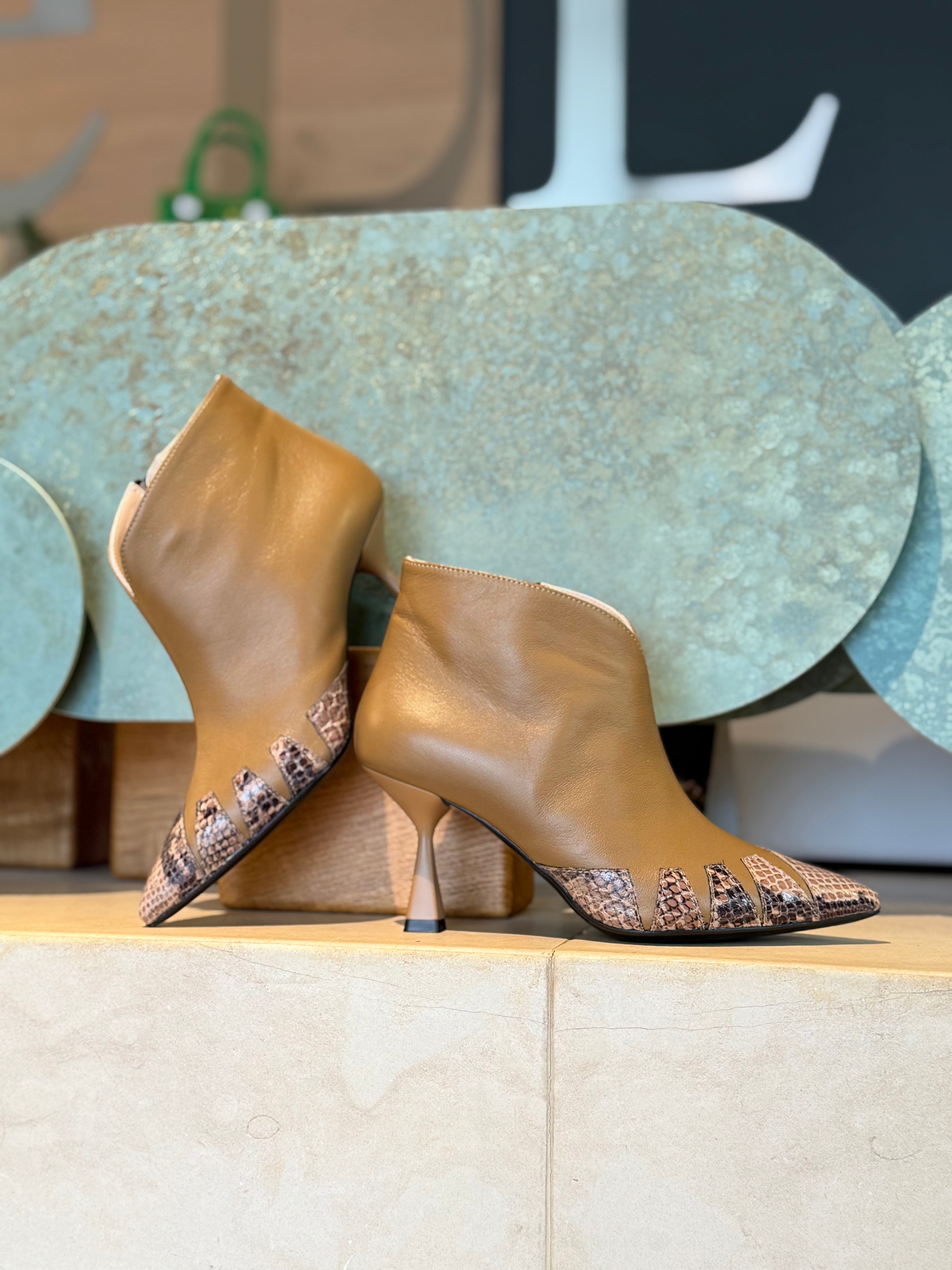 Image of Wilsis Hazel tronchetto in nappa nocciola tacco 8 - artigianale marchigiana