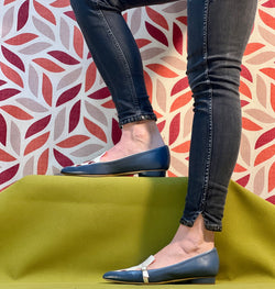 Image of Kilt Navy mocassino in pelle blu con vaschetta con cinturino tacco 2 cm artigianale toscana