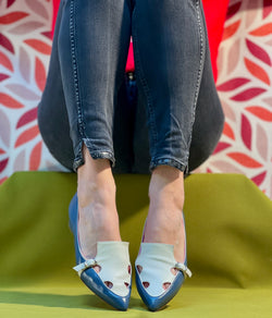 Image of Kilt Navy mocassino in pelle blu con vaschetta con cinturino tacco 2 cm artigianale toscana