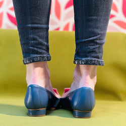 Image of Kilt Navy mocassino in pelle blu con vaschetta con cinturino tacco 2 cm artigianale toscana
