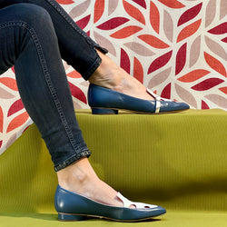Image of Kilt Navy mocassino in pelle blu con vaschetta con cinturino tacco 2 cm artigianale toscana