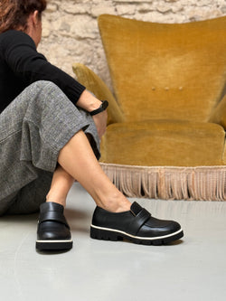 Image of Parvia Black lavorazione a sacchetto in nappa nera artigianale marchigiana