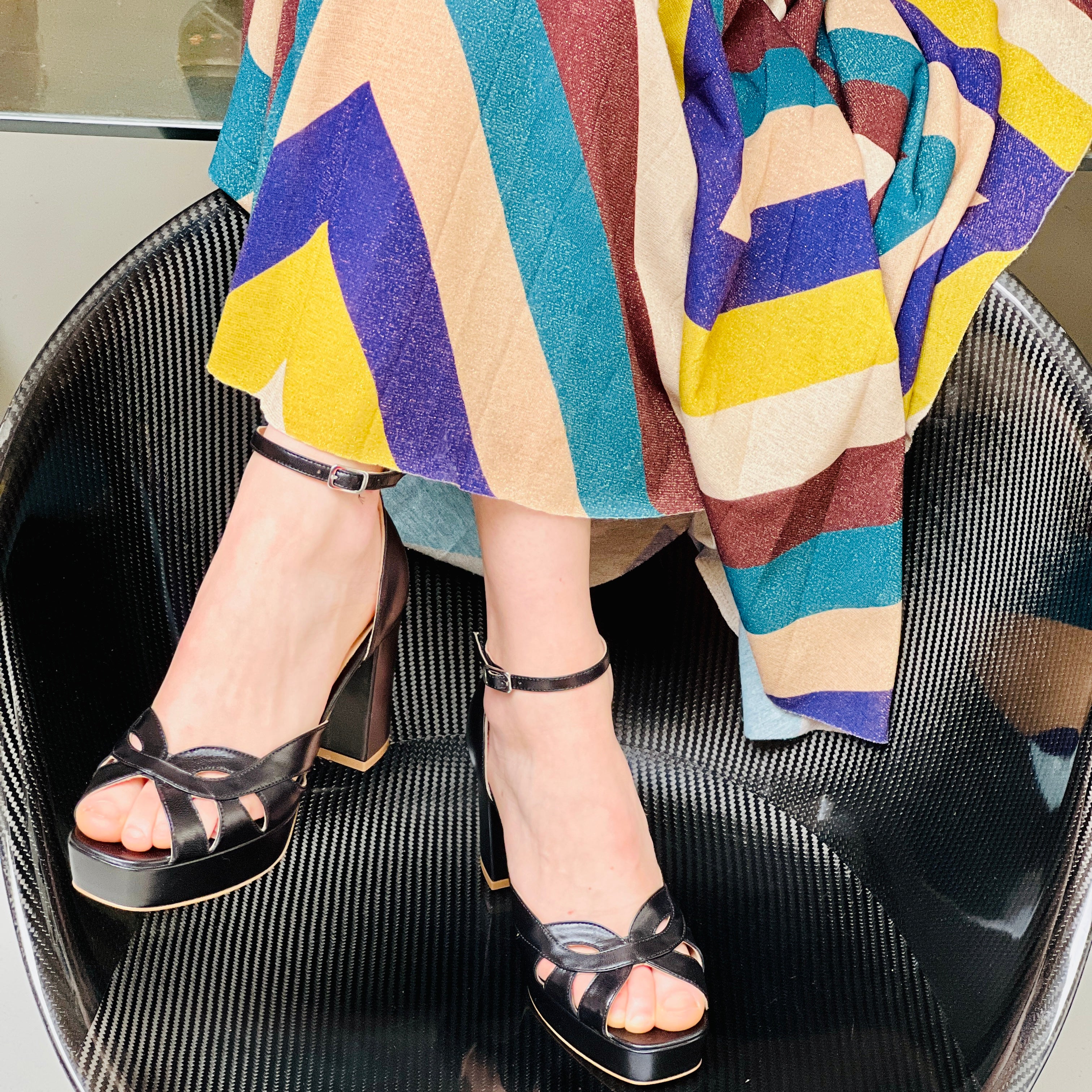 Image of Golia Black sandalo con plateau in pelle nera e cinturino tacco 9 cm artigianale marchigiana