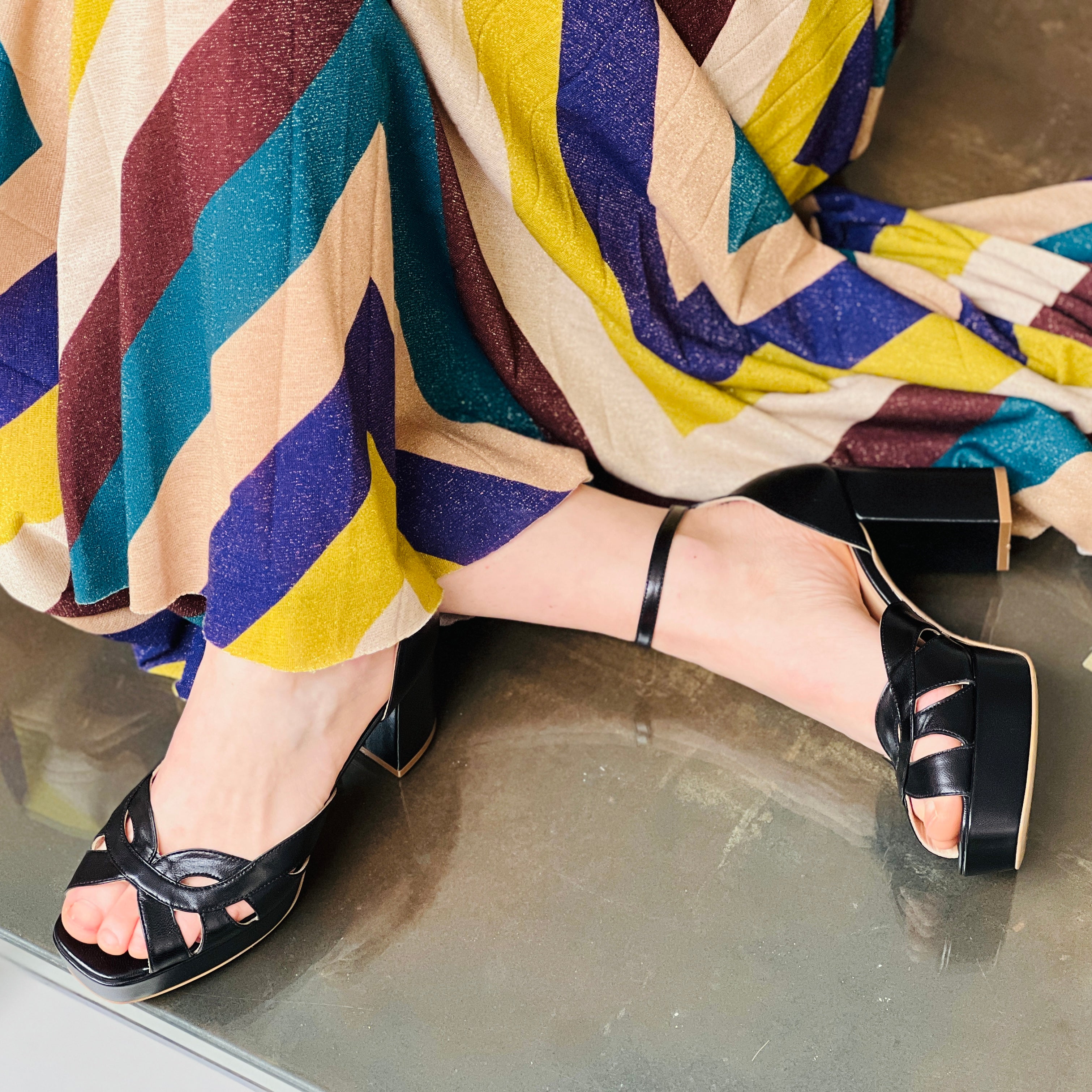 Image of Golia Black sandalo con plateau in pelle nera e cinturino tacco 9 cm artigianale marchigiana