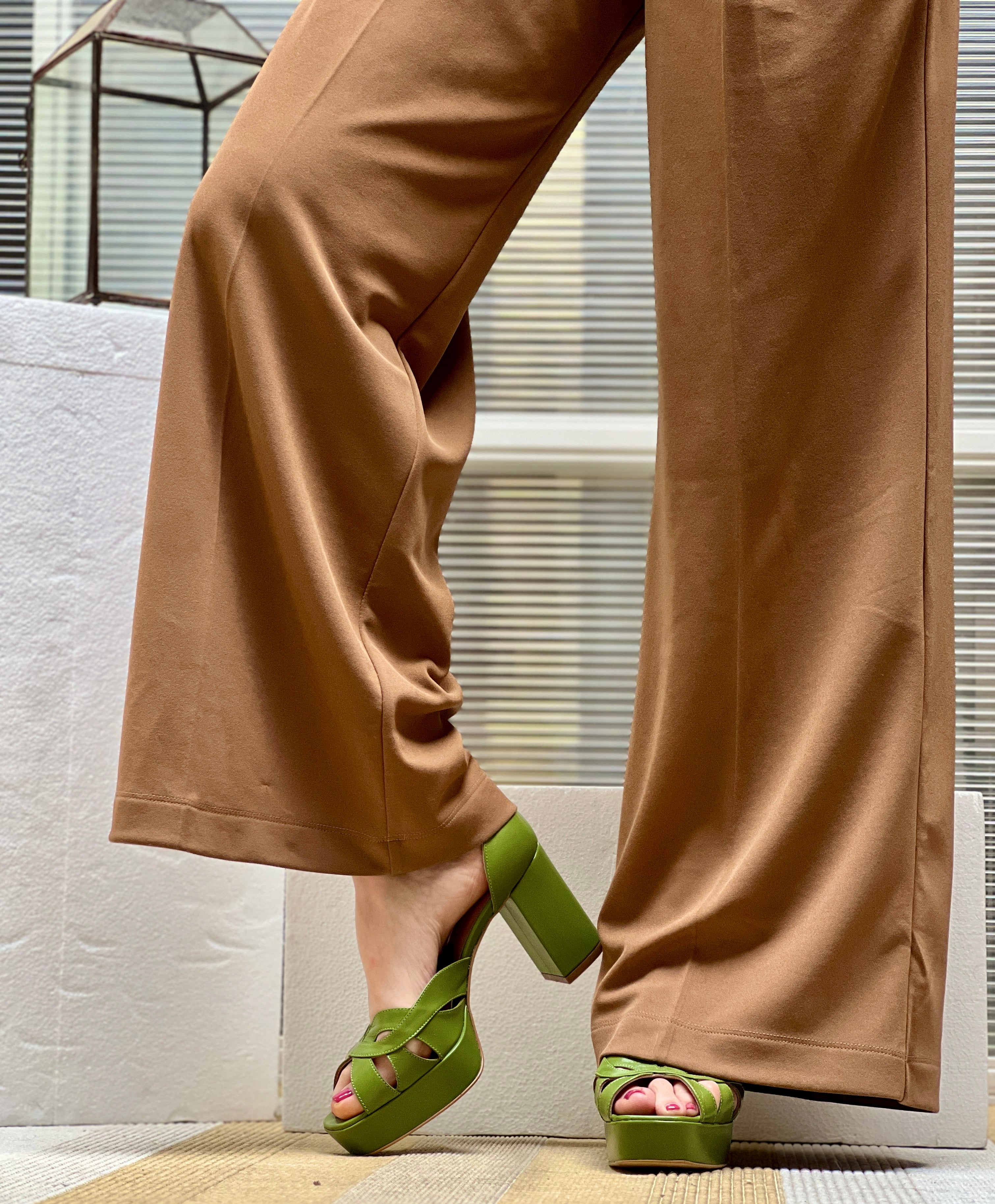 Image of Golia Oliva sandalo con plateau in pelle verde e cinturino tacco 9 cm artigianale marchigiana