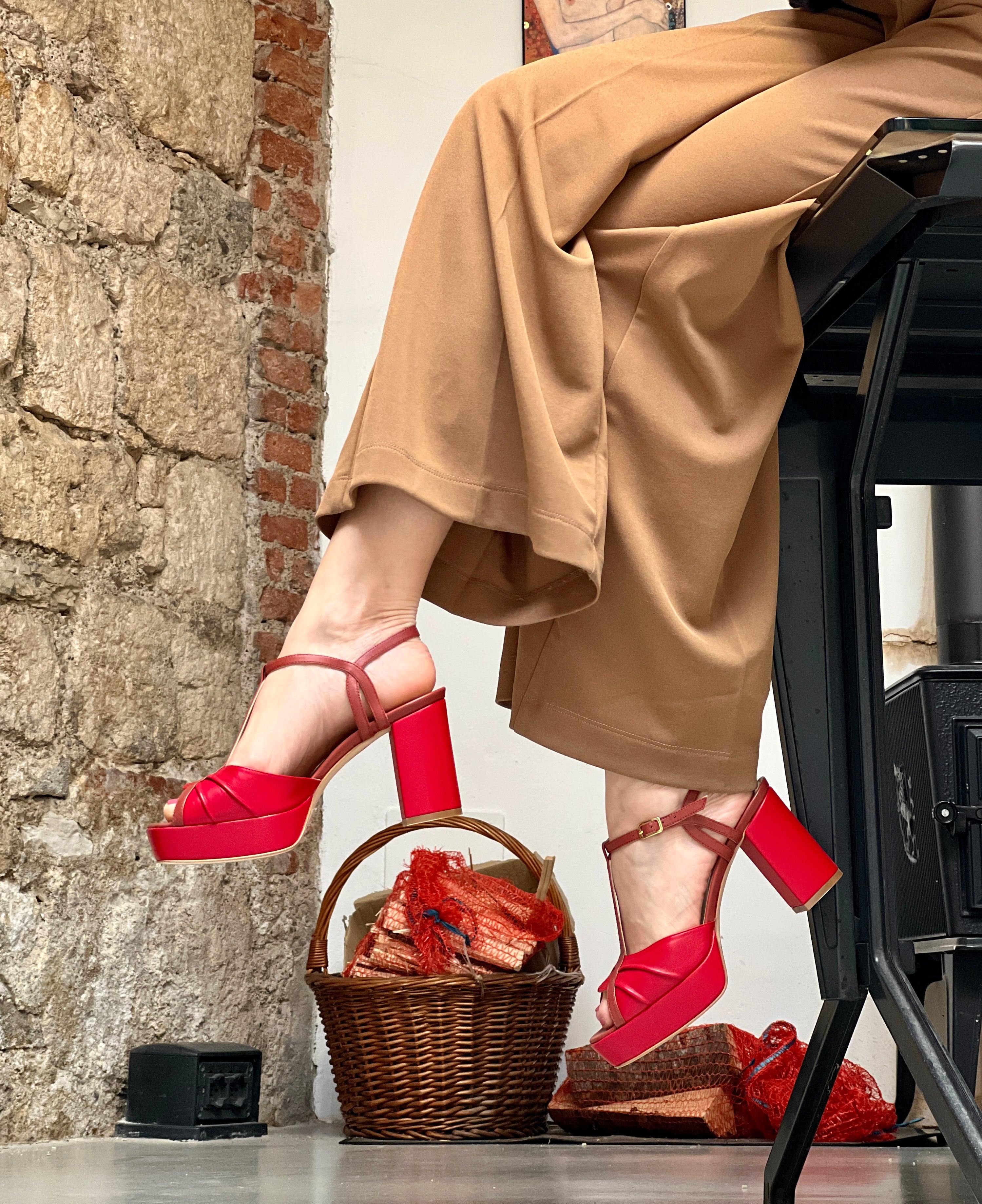 Alma Red sandalo con plateau in pelle rossa e cinturino artigianale marchigiana