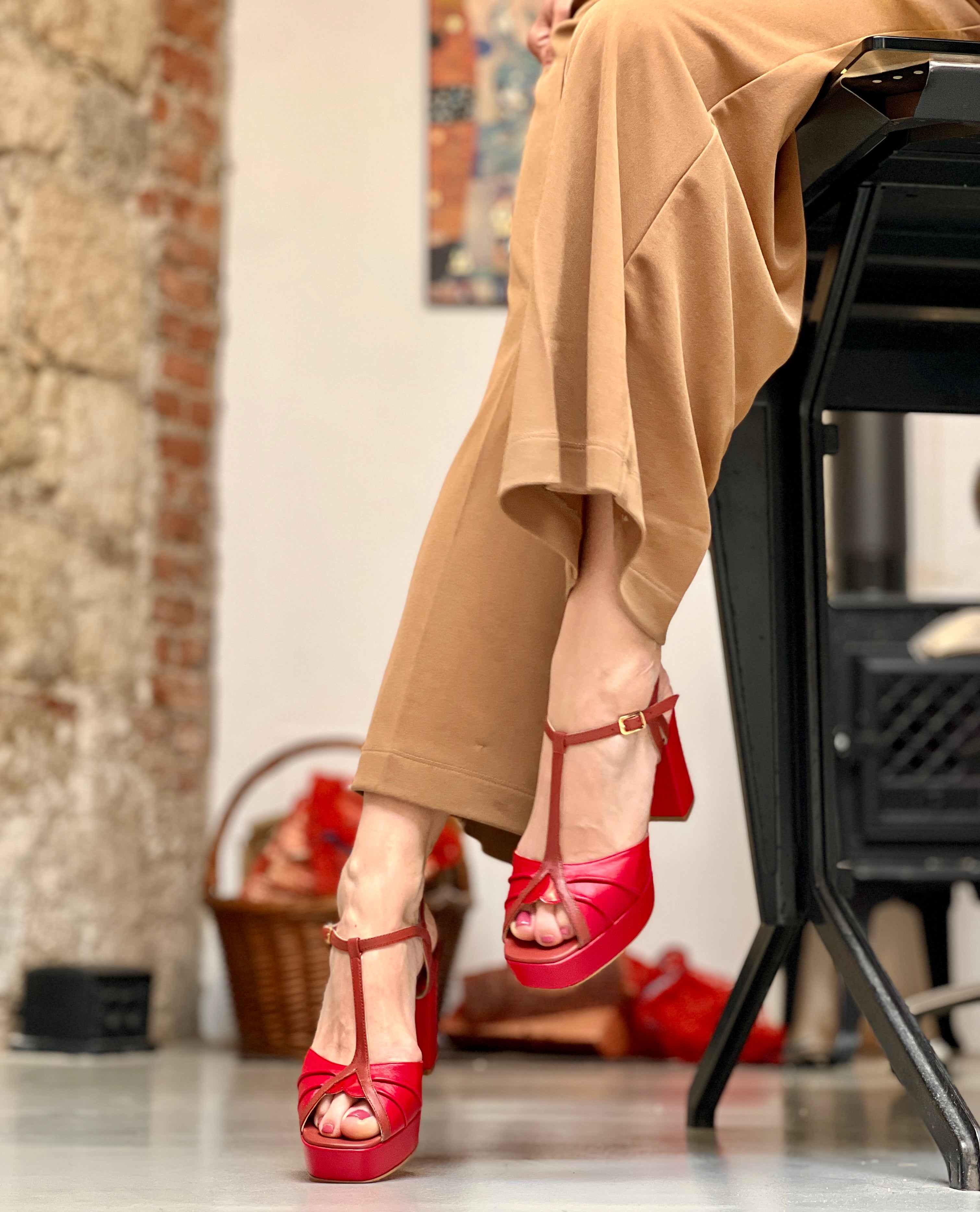 Alma Red sandalo con plateau in pelle rossa e cinturino artigianale marchigiana