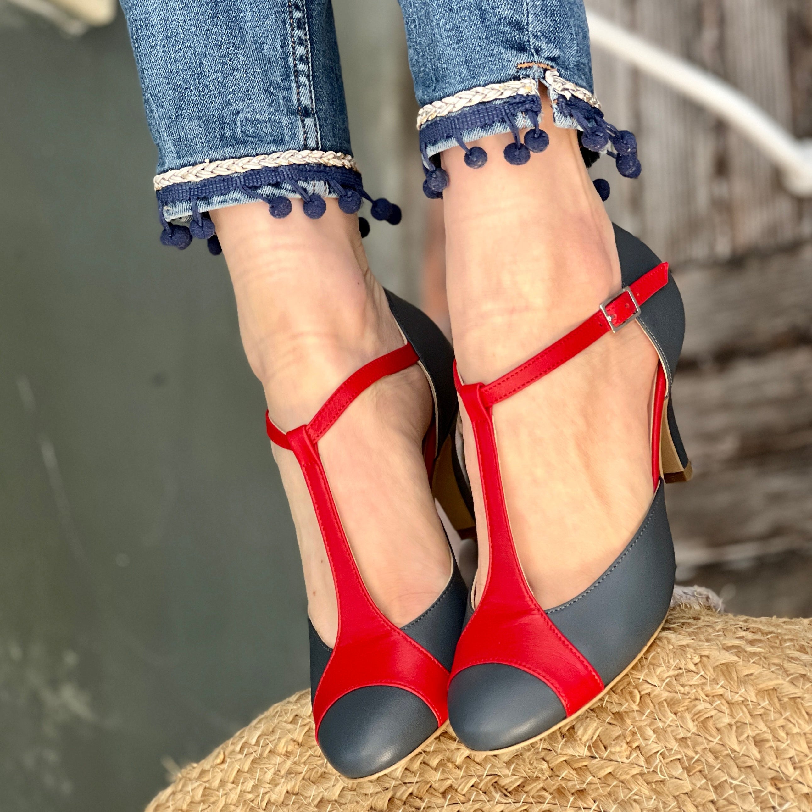 Mindy Blue Ardesia scarpetta t bar in tacco 8 cm in nappa grigia e rossa artigianale