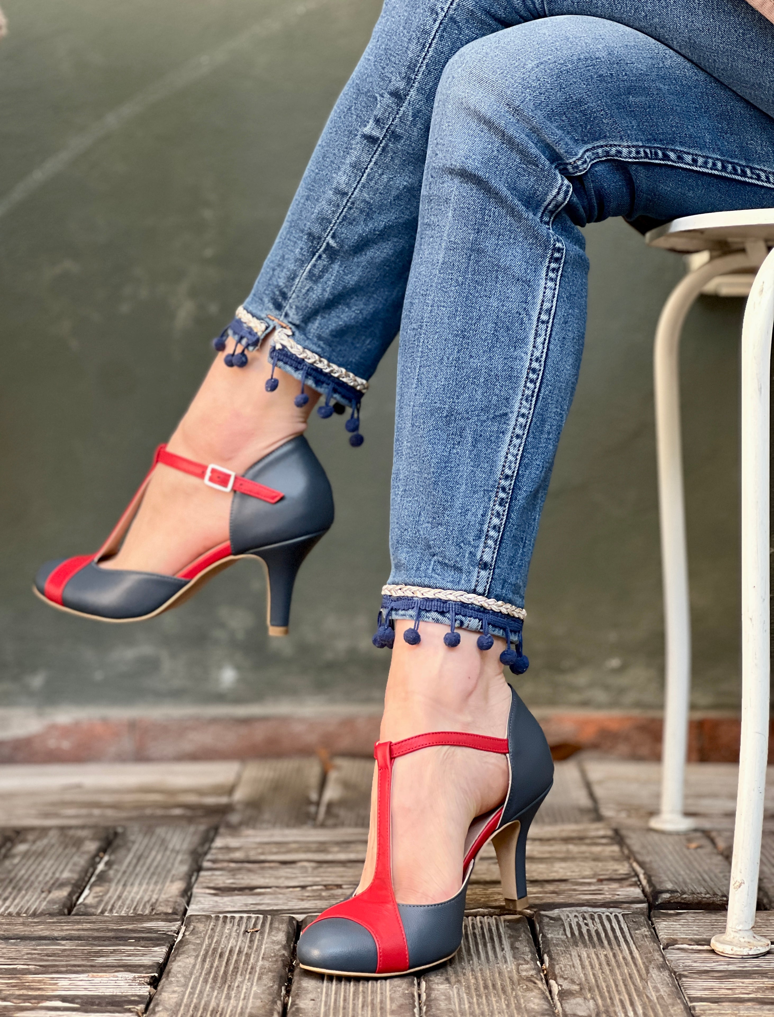 Mindy Blue Ardesia scarpetta t bar in tacco 8 cm in nappa grigia e rossa artigianale