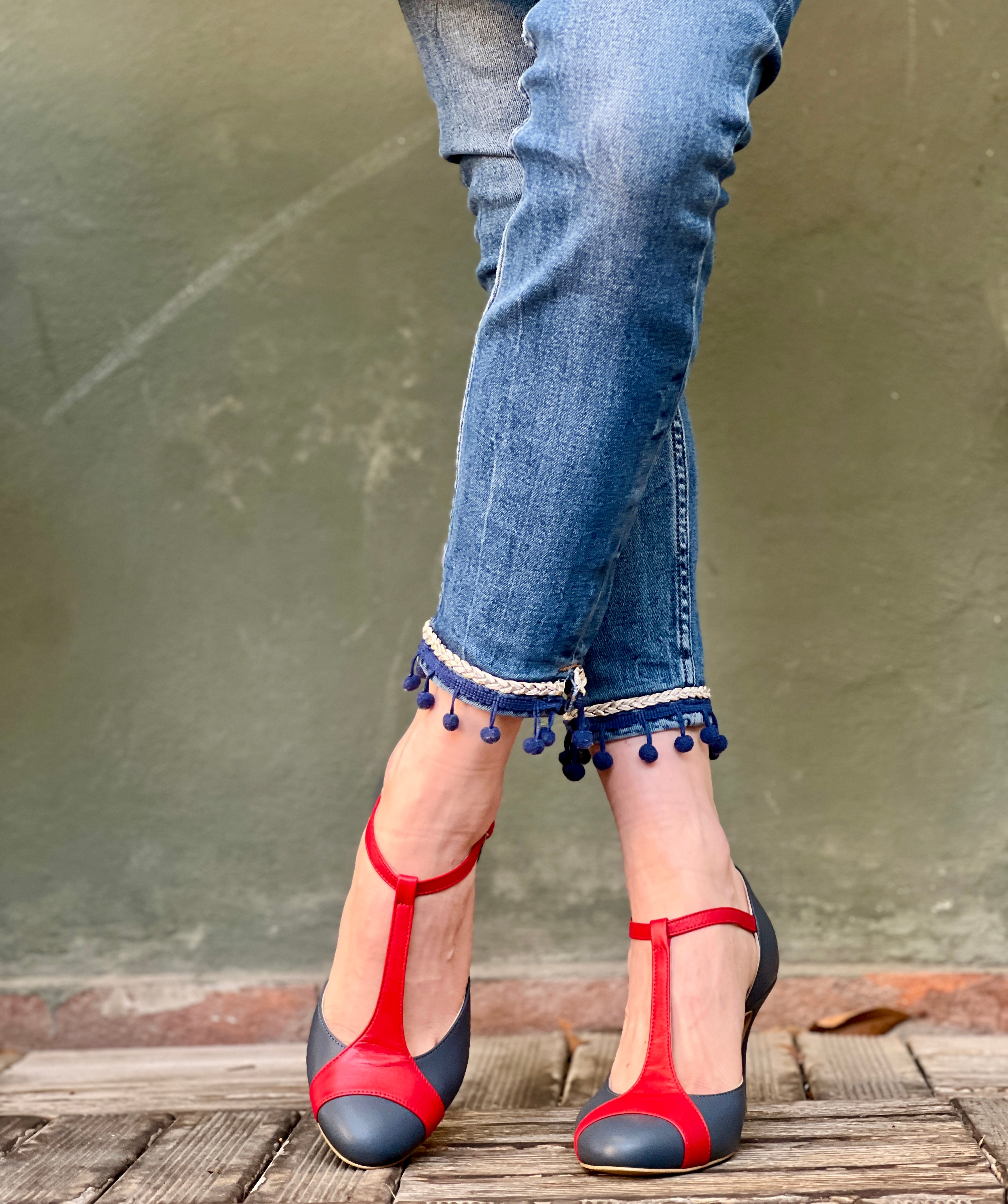 Mindy Blue Ardesia scarpetta t bar in tacco 8 cm in nappa grigia e rossa artigianale