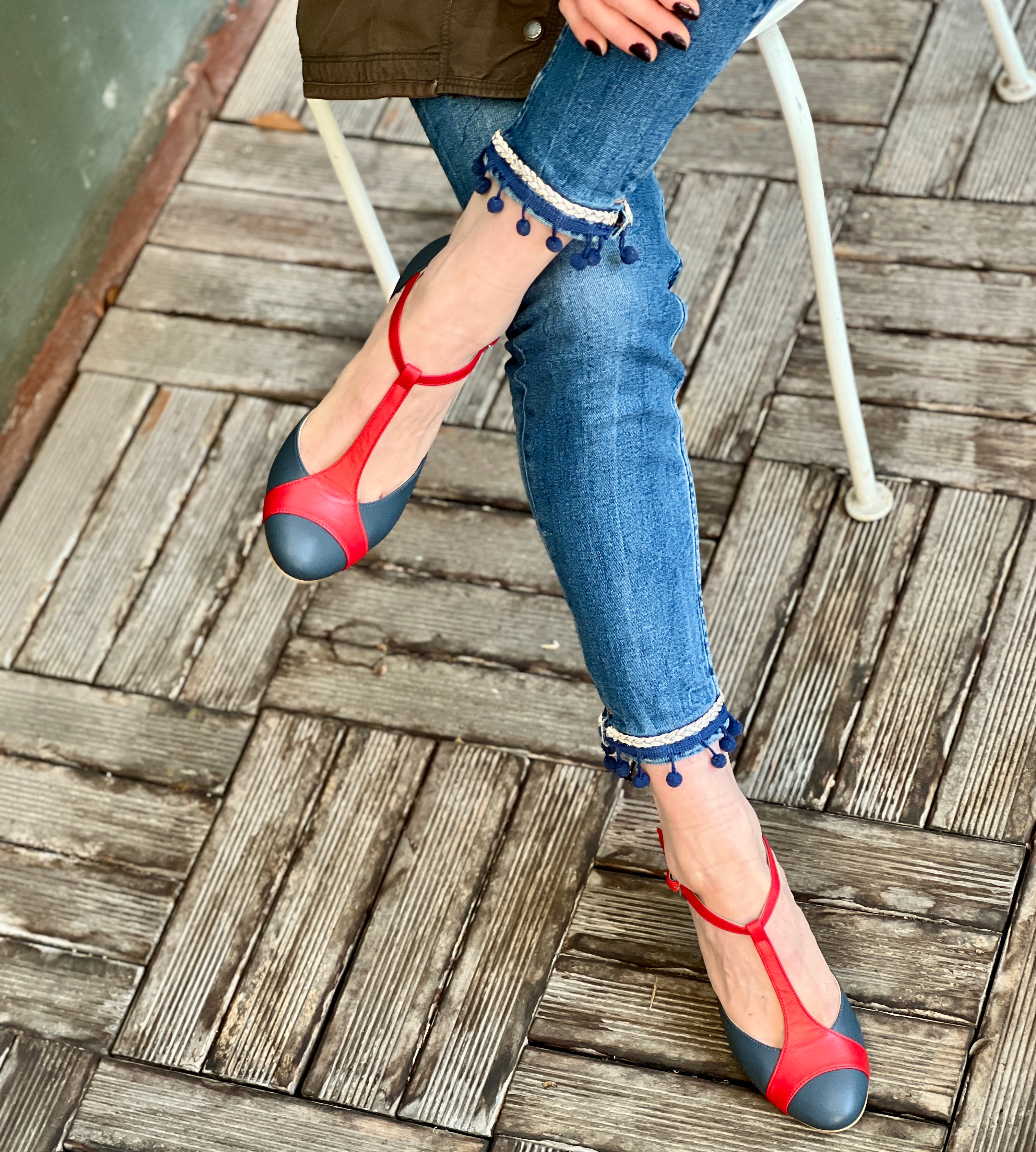 Mindy Blue Ardesia scarpetta t bar in tacco 8 cm in nappa grigia e rossa artigianale