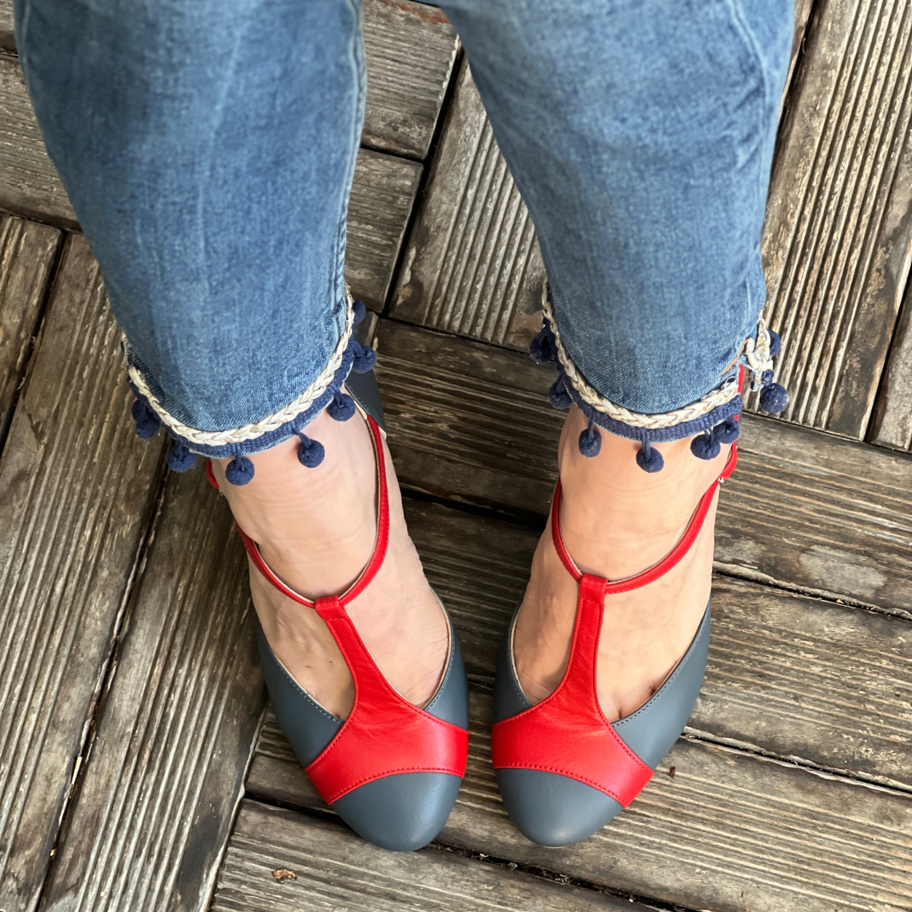 Mindy Blue Ardesia scarpetta t bar in tacco 8 cm in nappa grigia e rossa artigianale