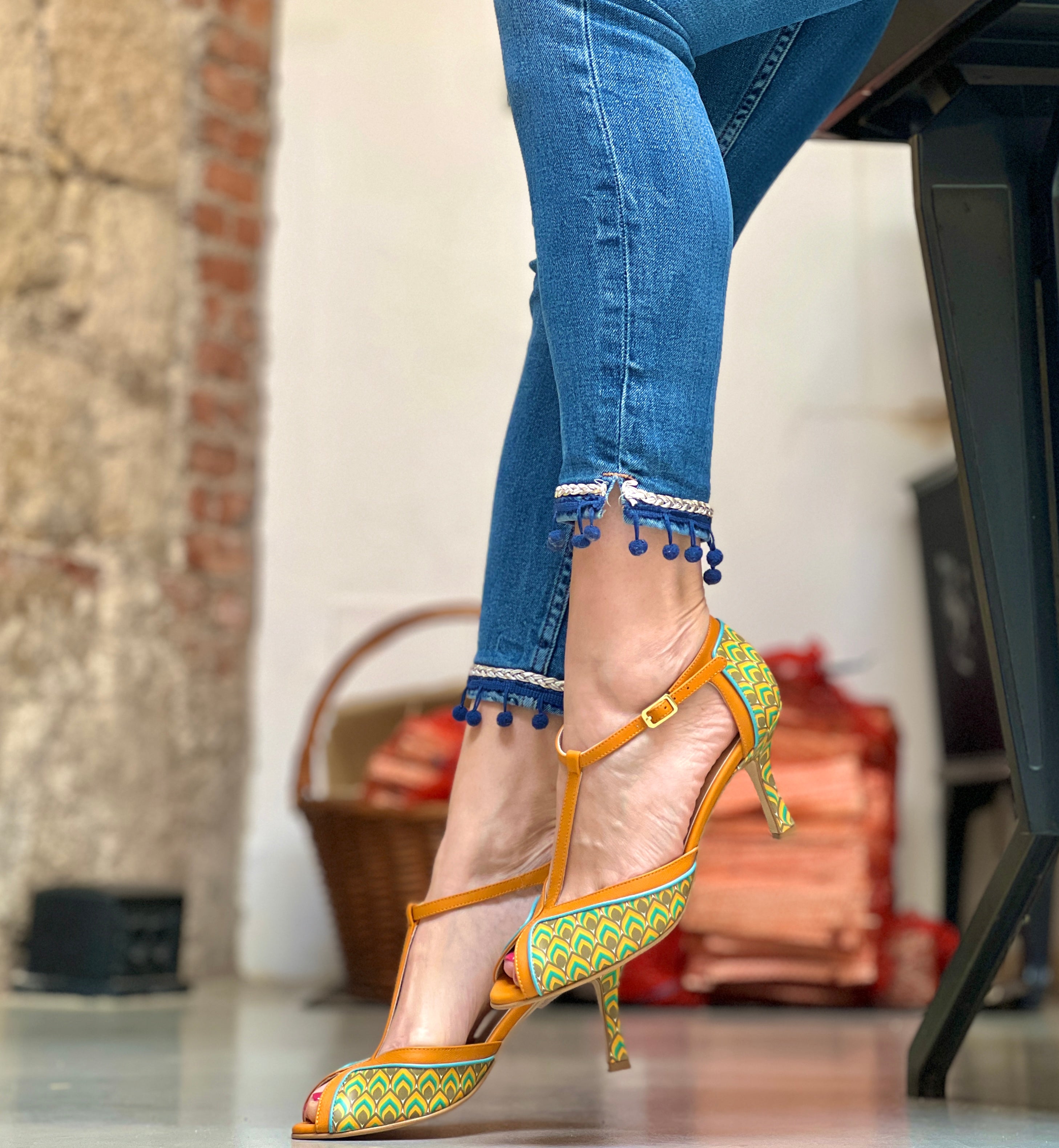 Lanai Yellow Peacock sandalo t bar stampa anni 70 con tacco 7 cm artigianale marchigiano