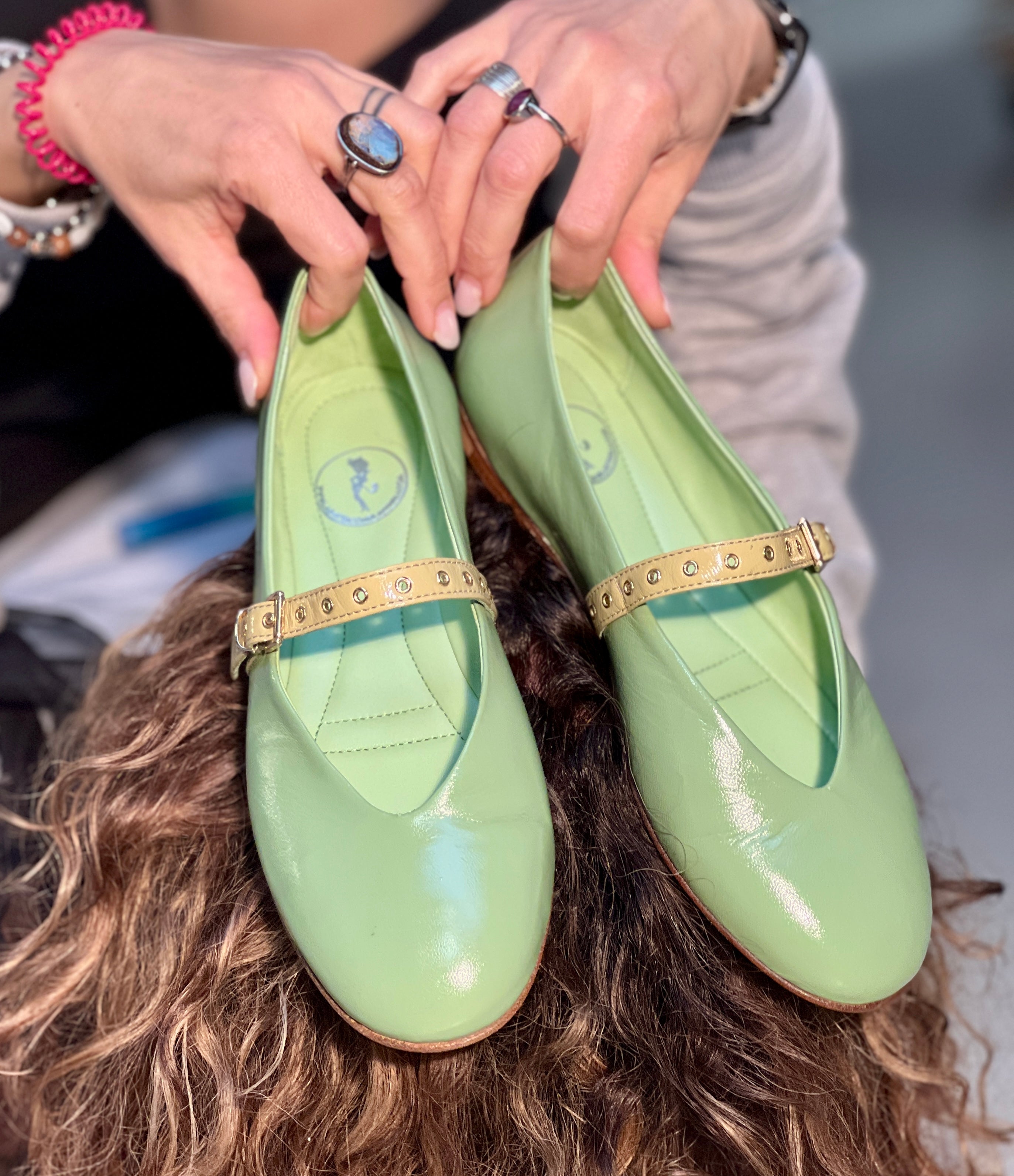 Tilde Green ballerina a sacchetto in vernice verde su base camopscio artigianale marchigiana