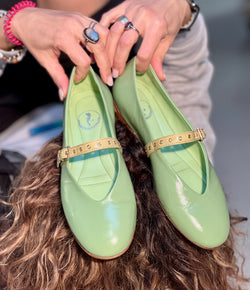 Image of Tilde Green ballerina a sacchetto in vernice verde su base camopscio artigianale marchigiana