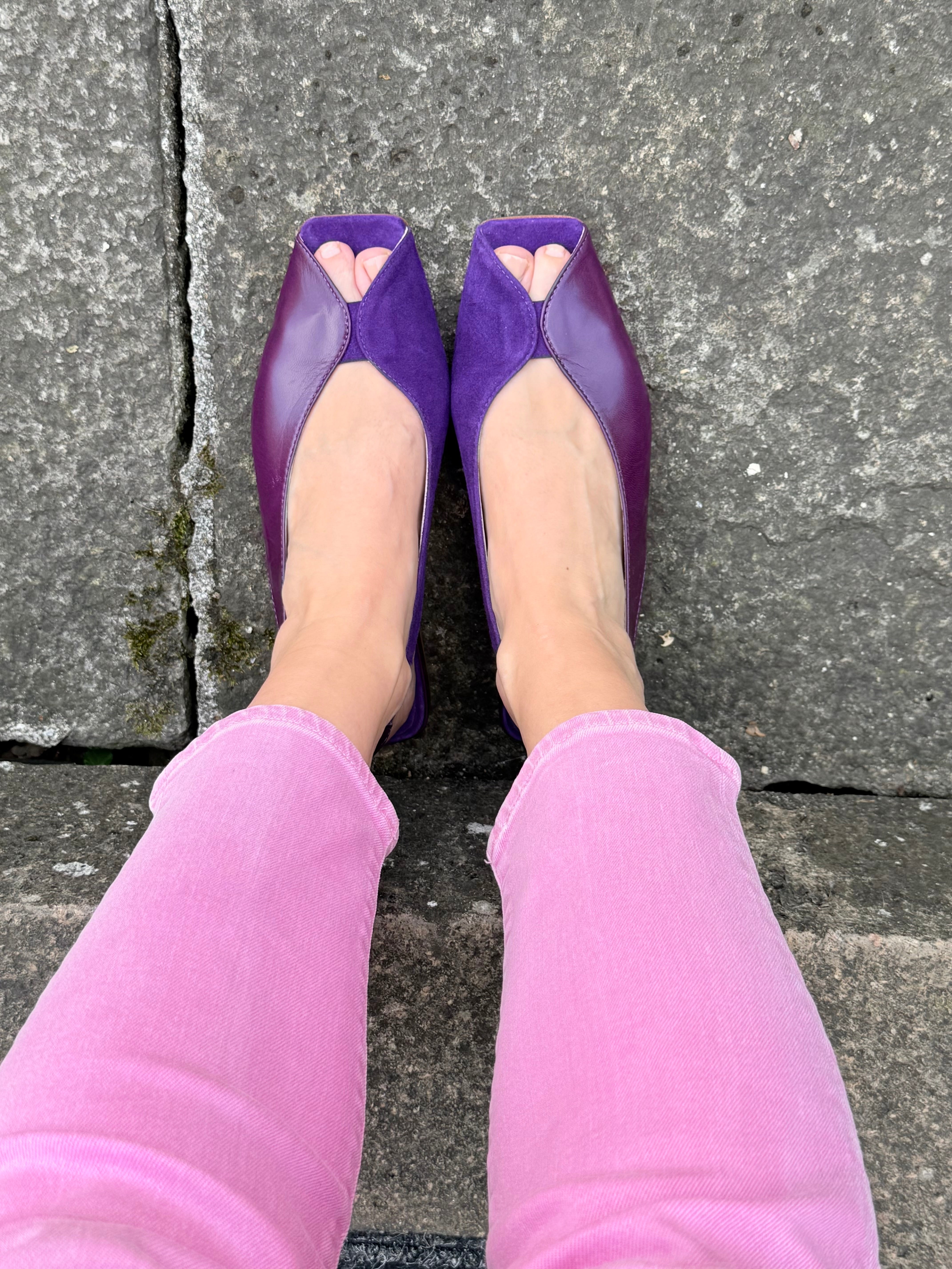 Image of Mozz Uva sandalo basso a chanel in camoscio e harrods viola tacco 2 artigianale marchigiana